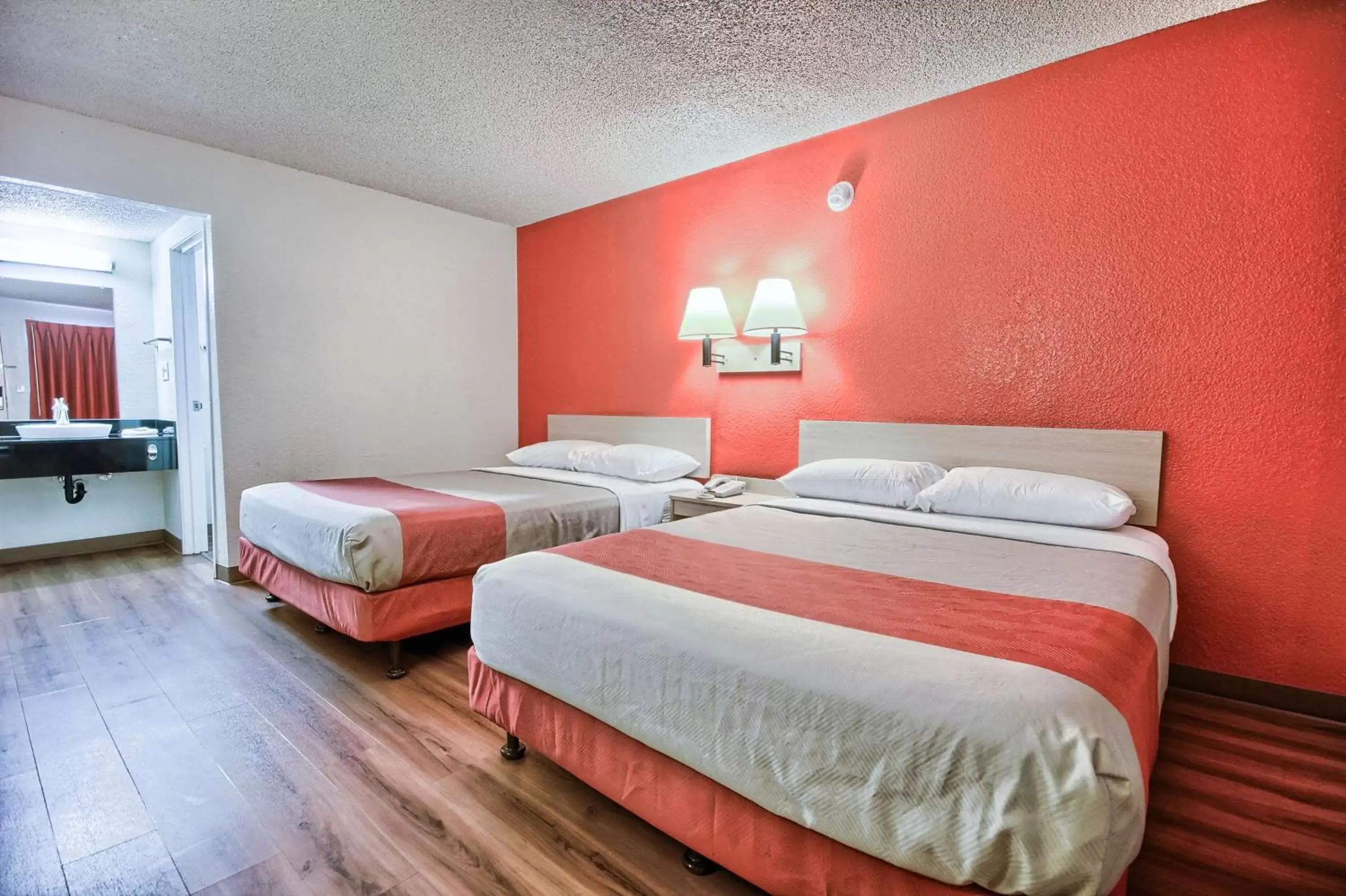 TV and multimedia, Bed in Motel 6-Fresno, CA - Blackstone South