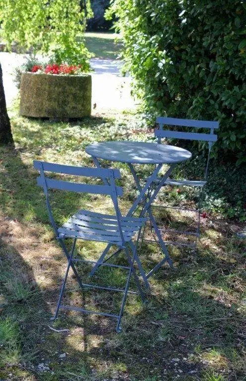 Patio, Garden in Chambres d'Hôtes Domaine Le Fragnaud