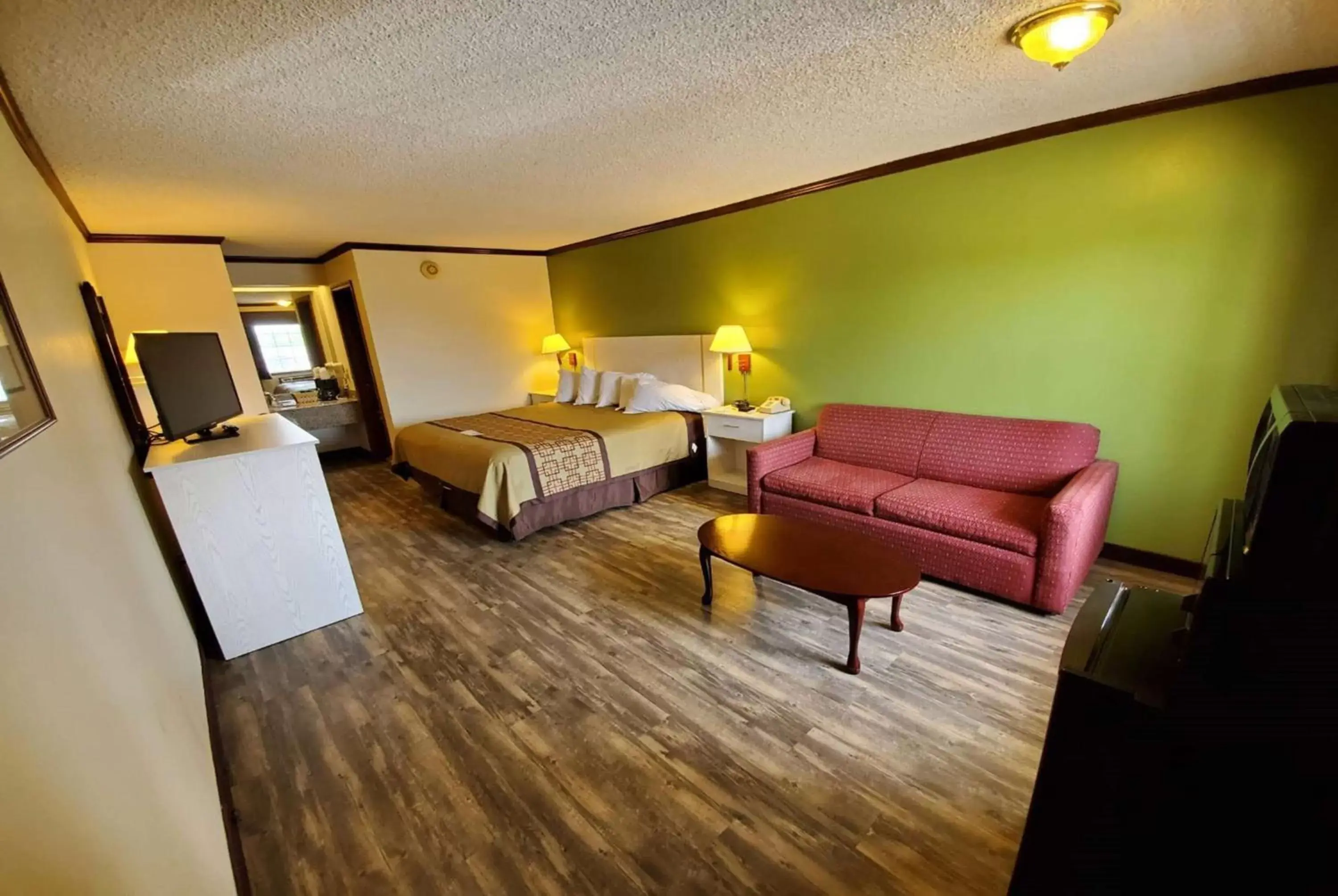 Photo of the whole room, Bed in Days Inn by Wyndham Monett Photo of the whole room, Bed in Days Inn by Wyndham Monett