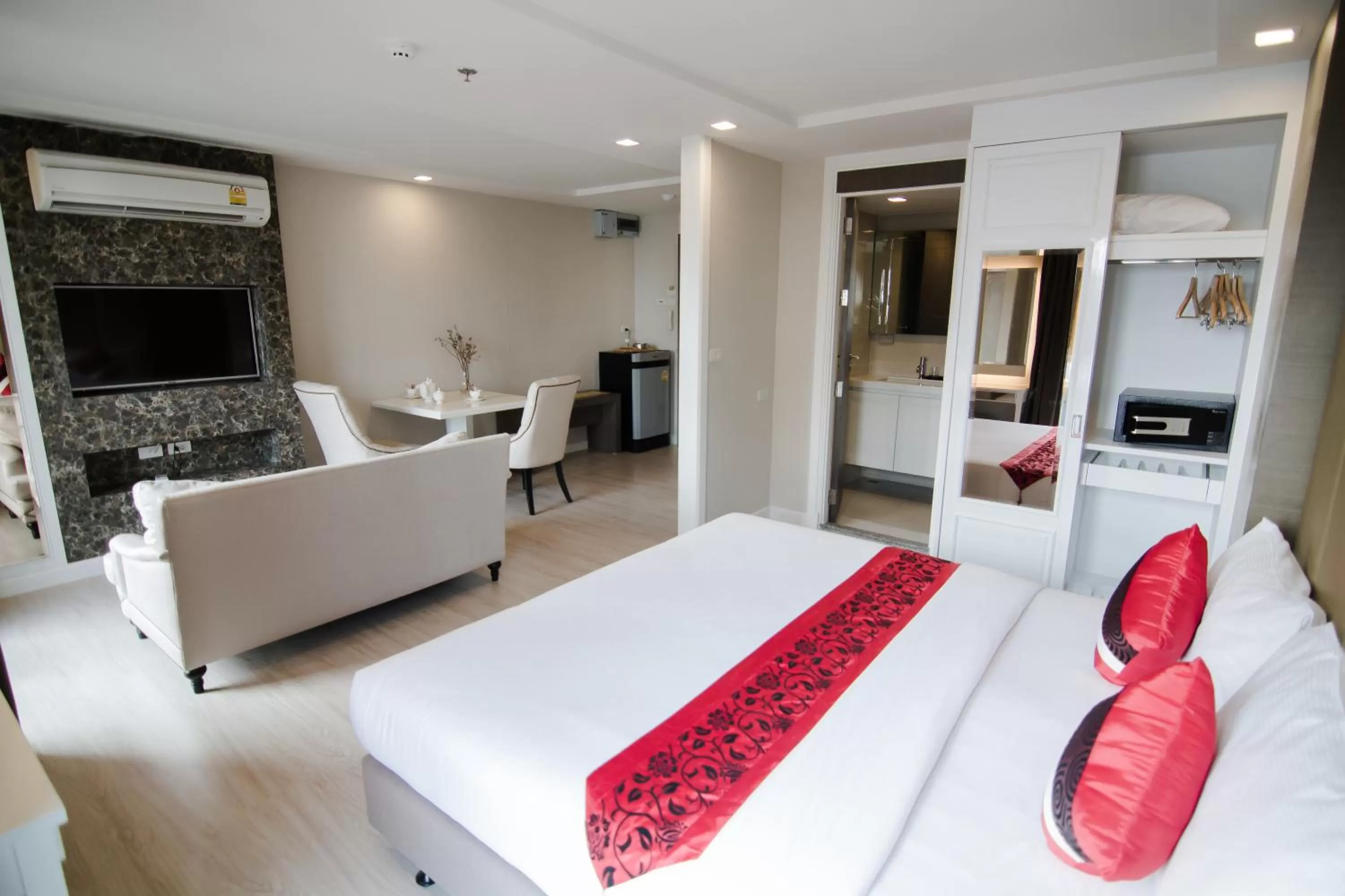 Photo of the whole room, Bed in Hope Land Hotel Sukhumvit 8