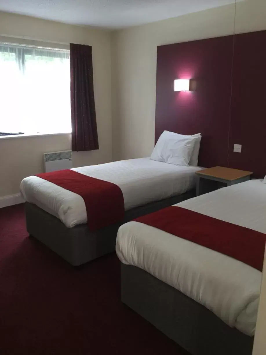 Bed in Days Inn Maidstone