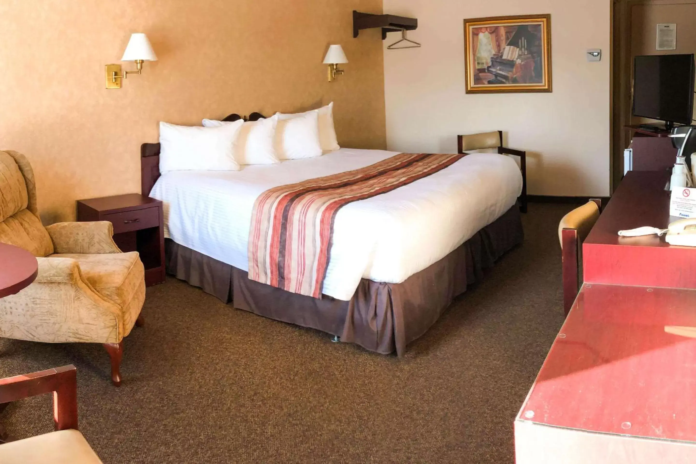 Photo of the whole room, Bed in Rodeway Inn