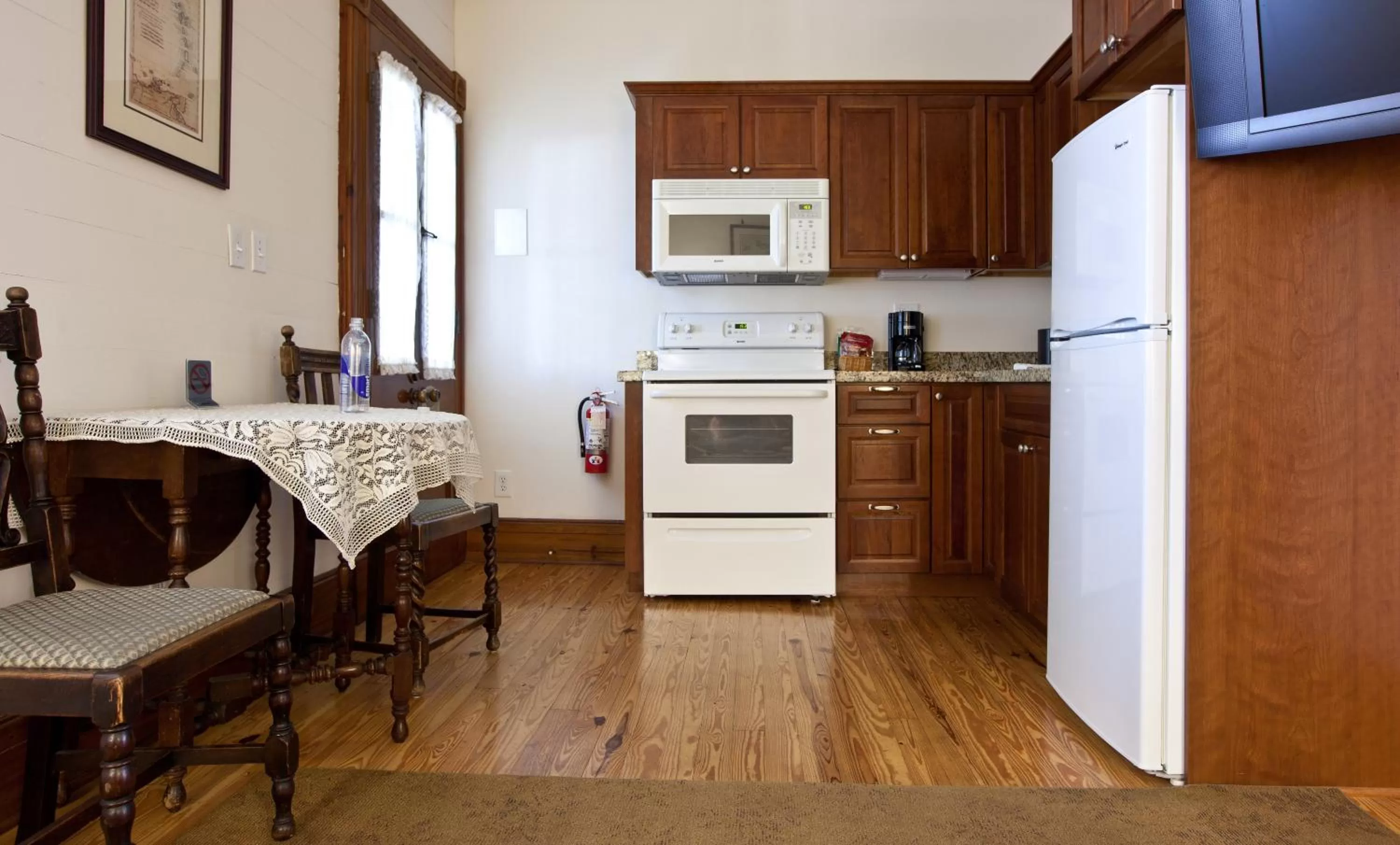 Kitchen or kitchenette in Island City House