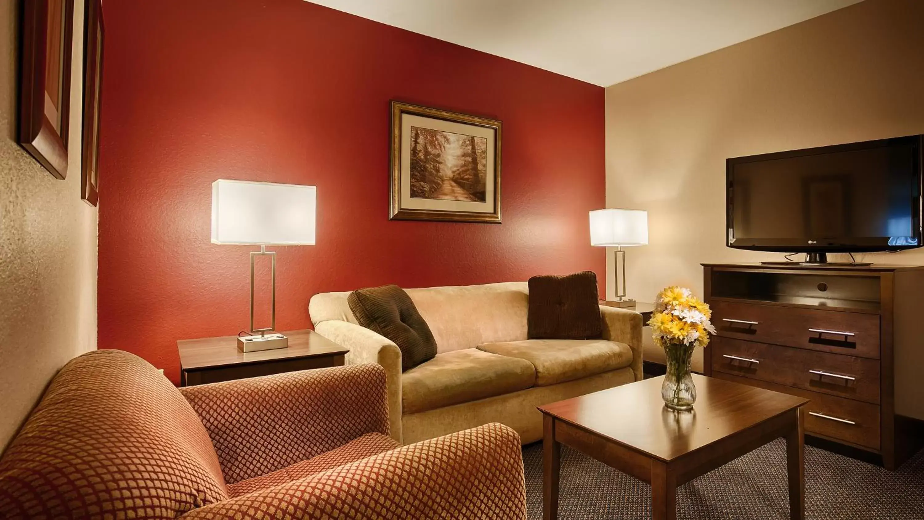 Living room, Seating Area in Best Western Plus Brandywine Inn & Suites