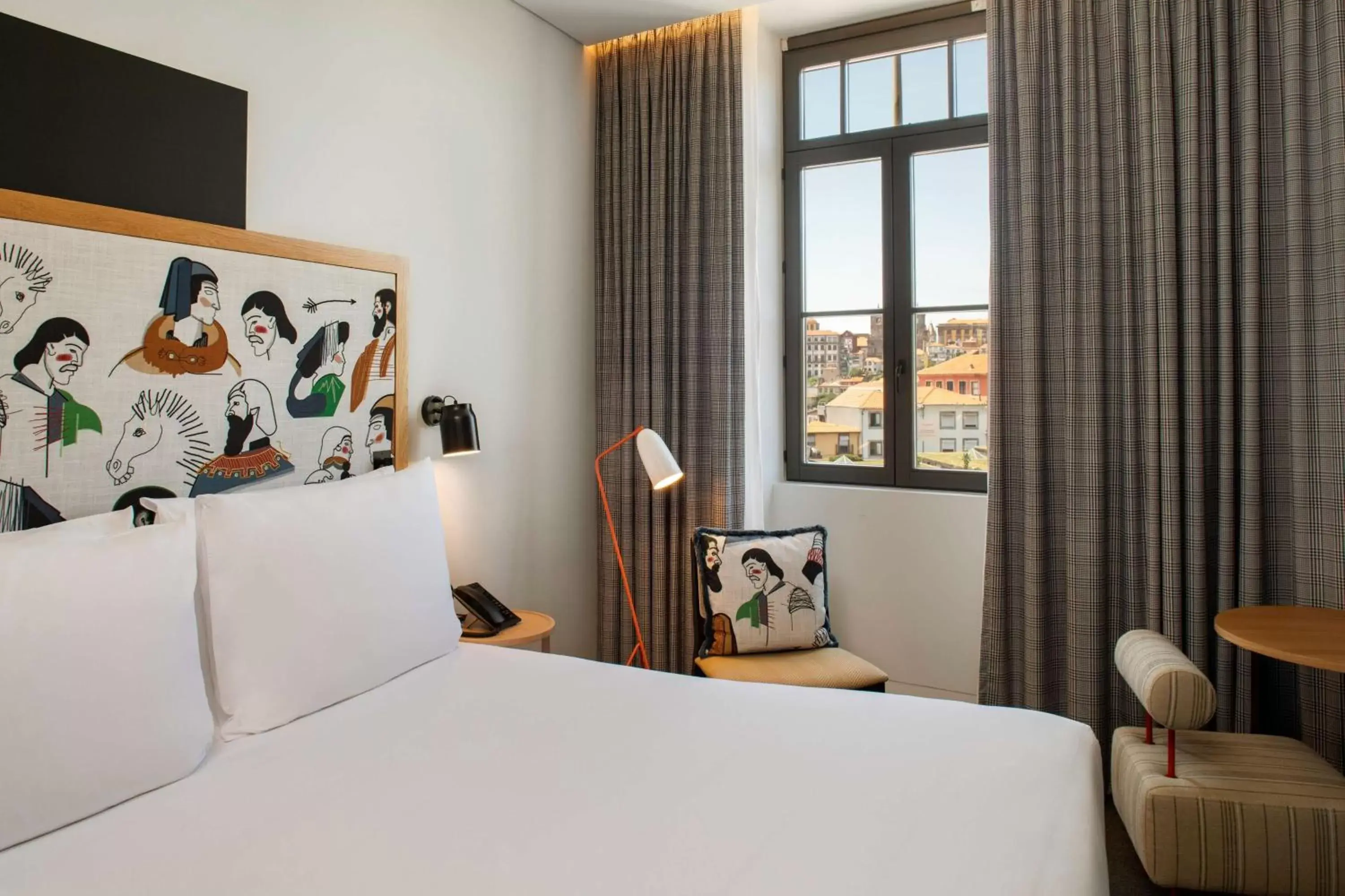 Bed in Se Catedral Hotel Porto, Tapestry Collection By Hilton