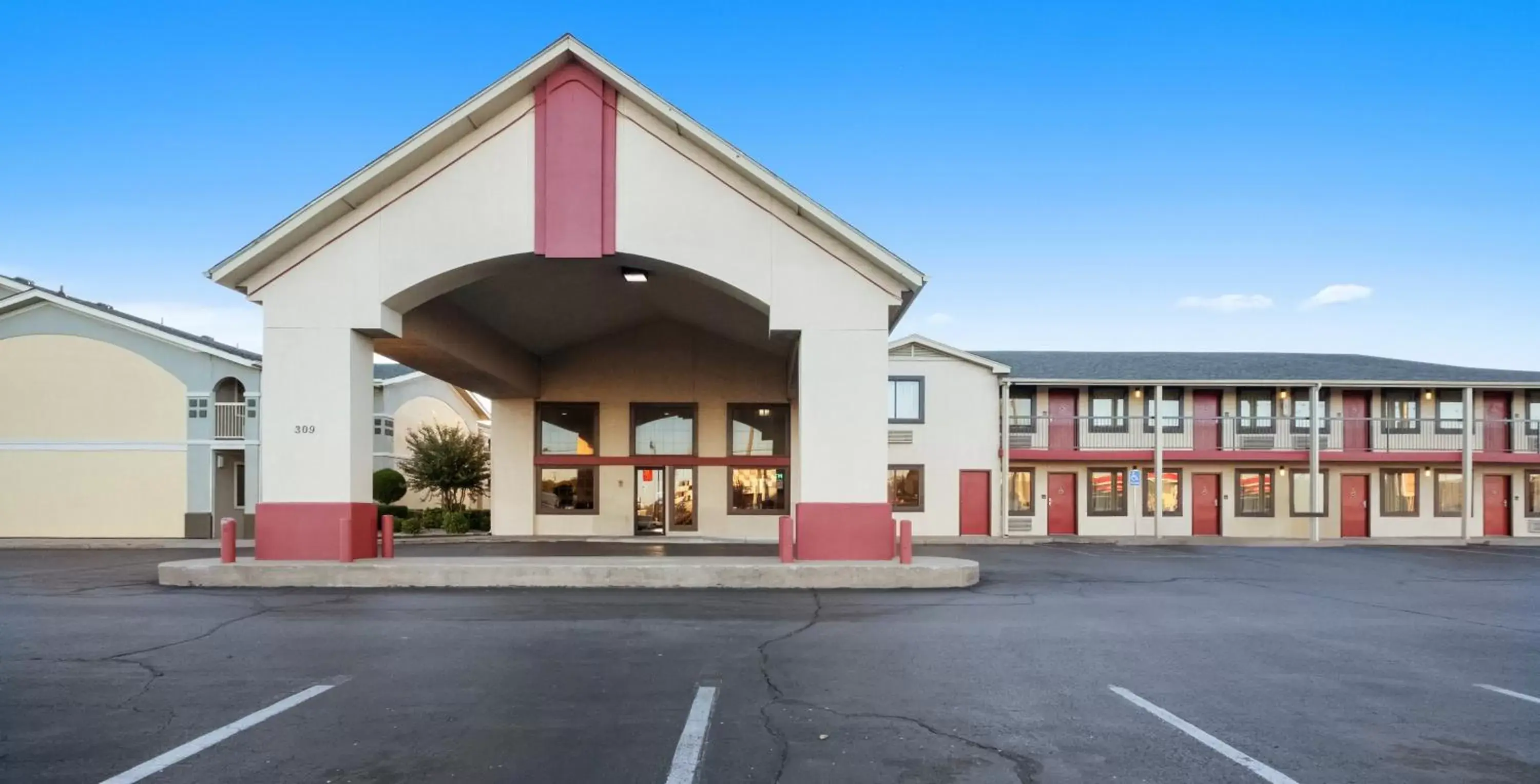 Property building in Red Roof Inn Oklahoma Airport I 40 W Fairgrounds