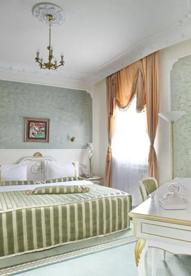 Bedroom, Bed in Queen's Astoria Design Hotel