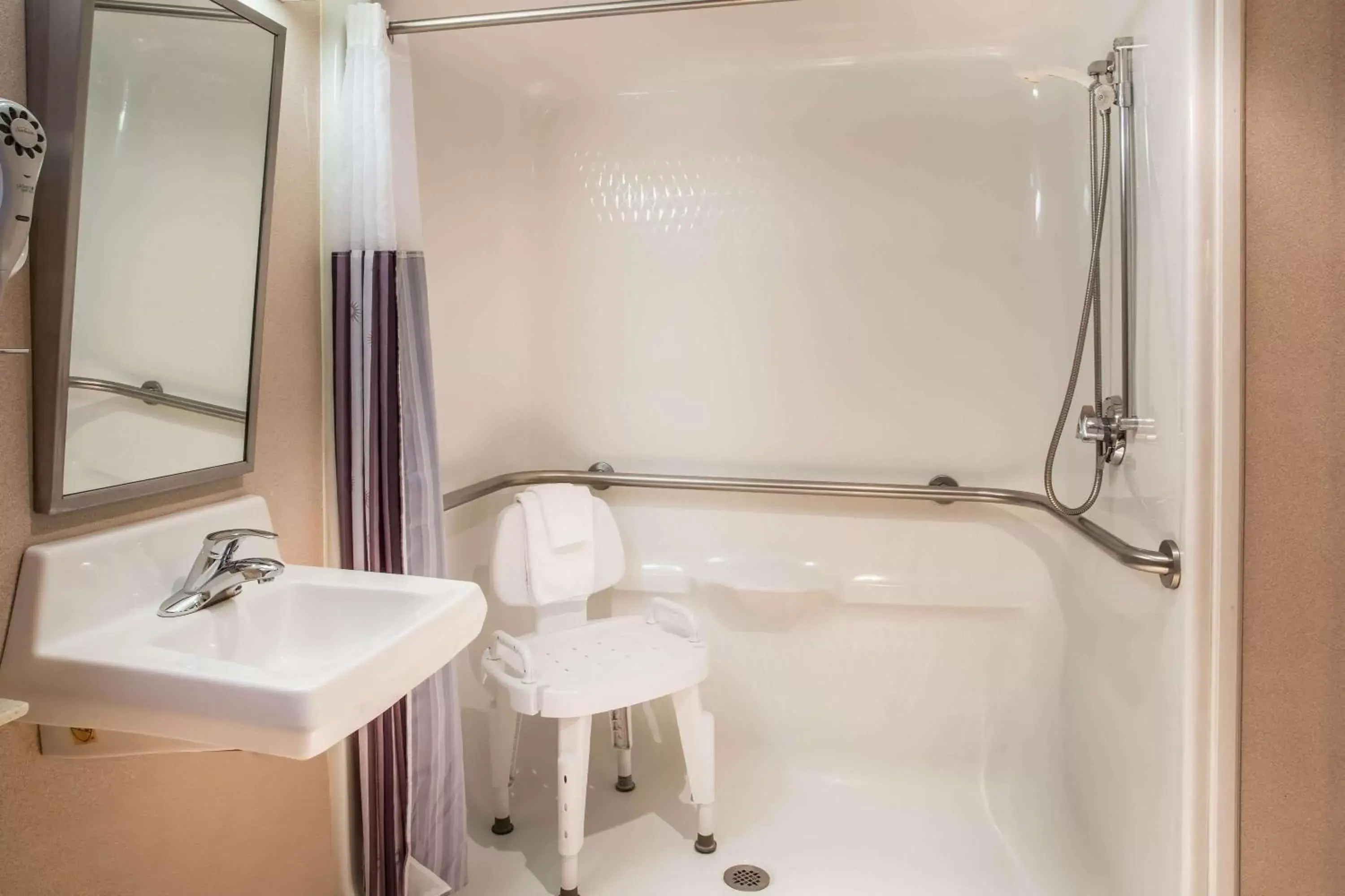 Shower, Bathroom in La Quinta by Wyndham St. Albans