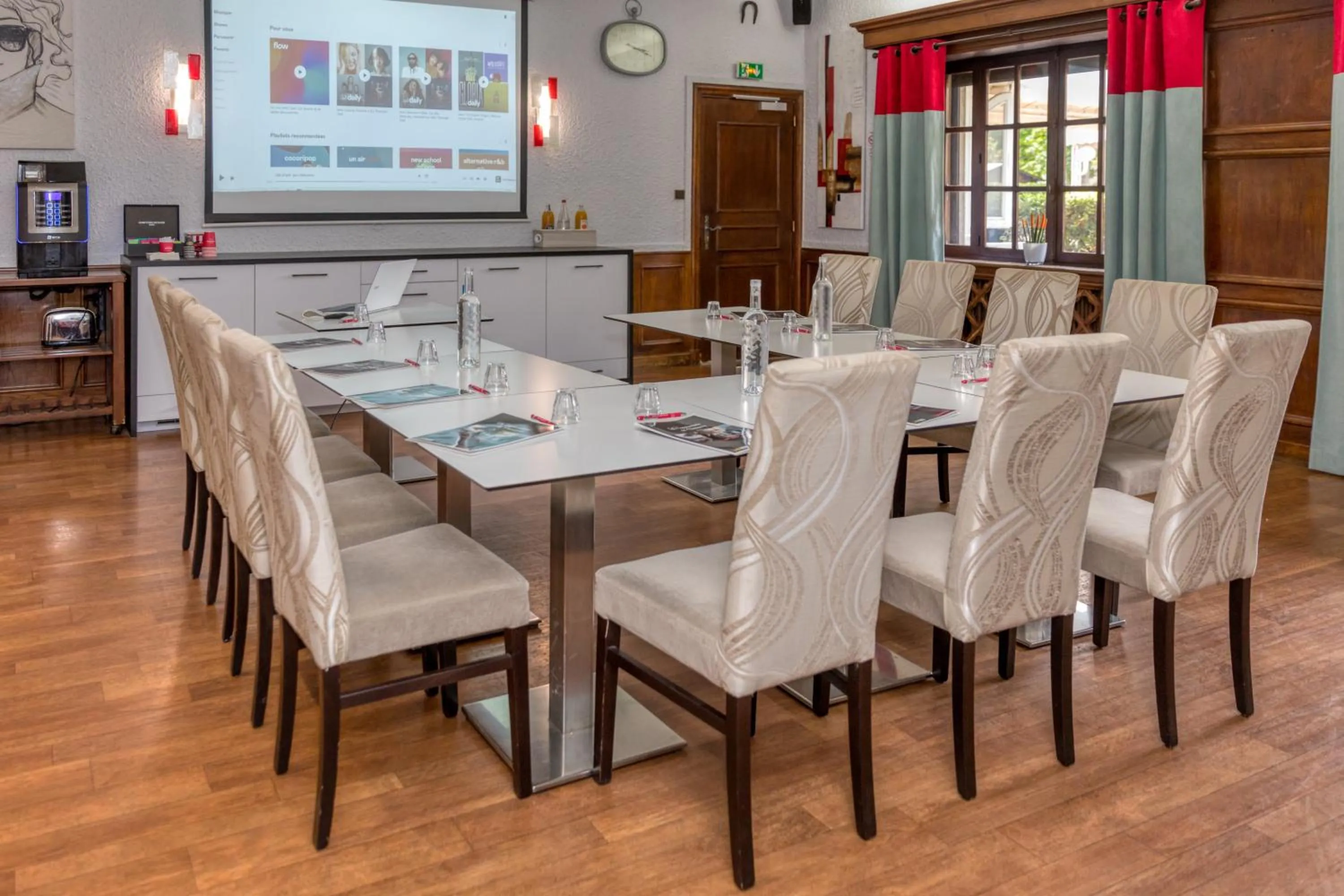 Business facilities in La Commanderie de Champarey