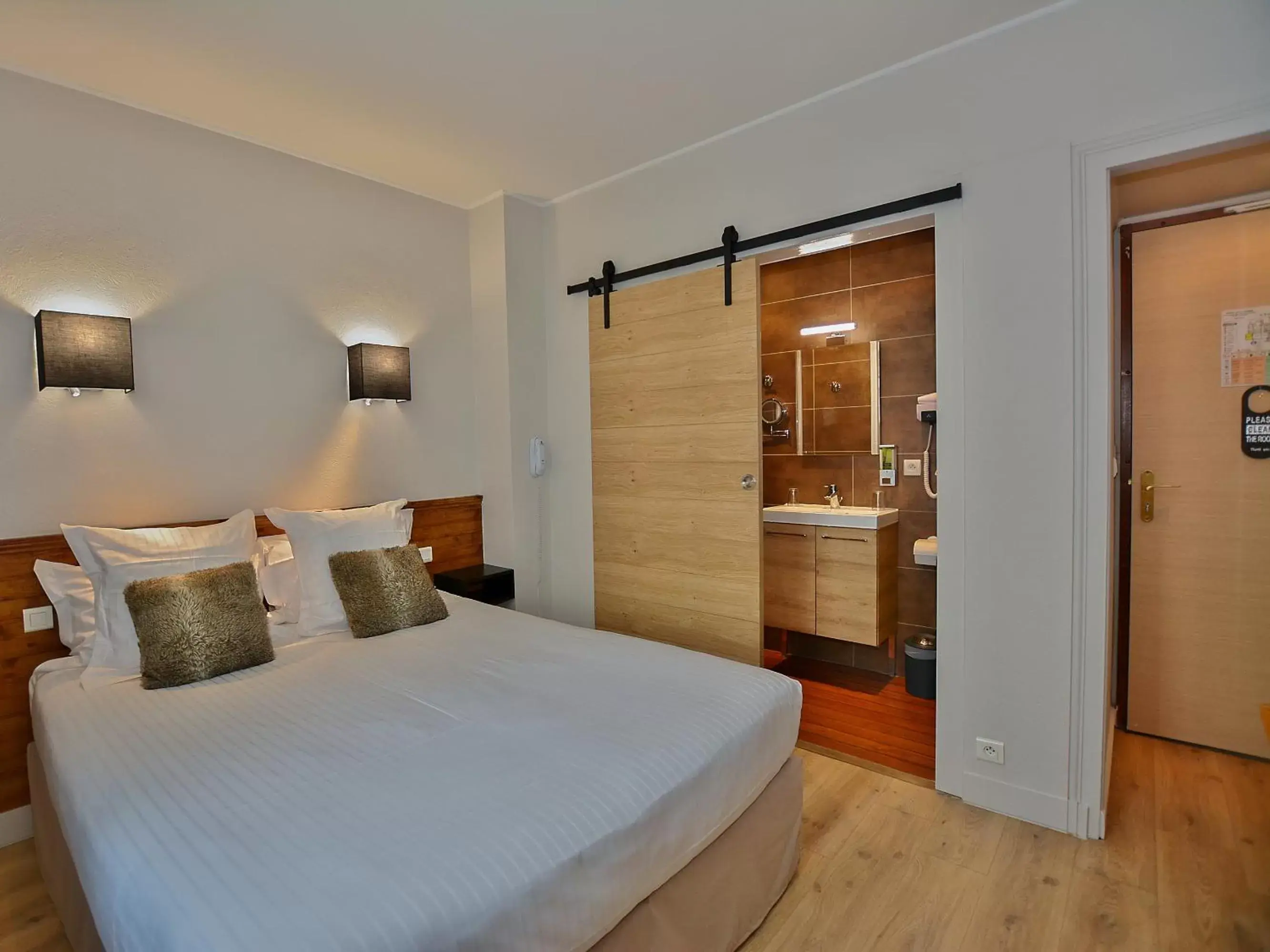 Property building, Bed in Logis Hotel La Closerie