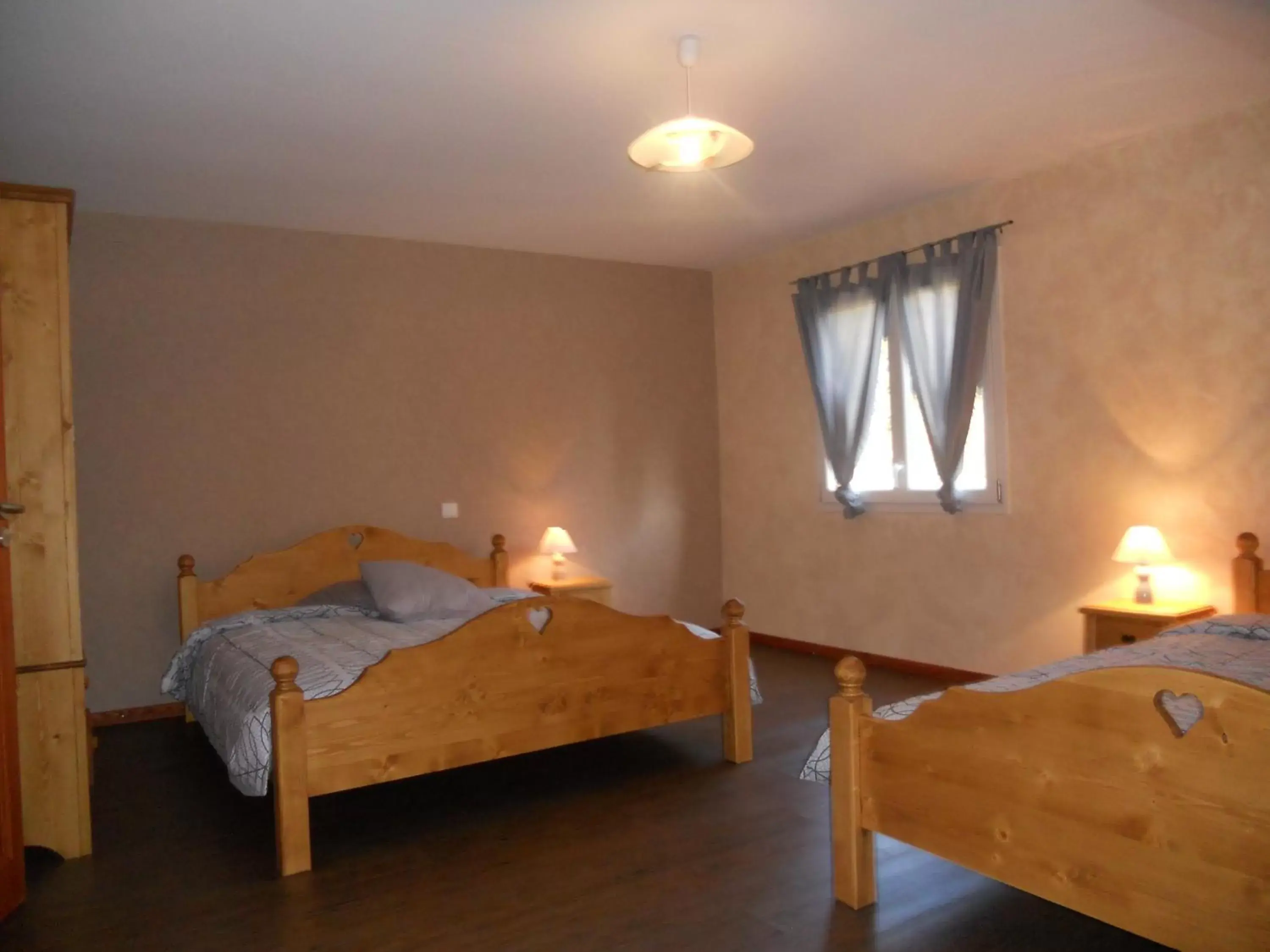 Photo of the whole room, Bed in Auberge du Saut des Cuves