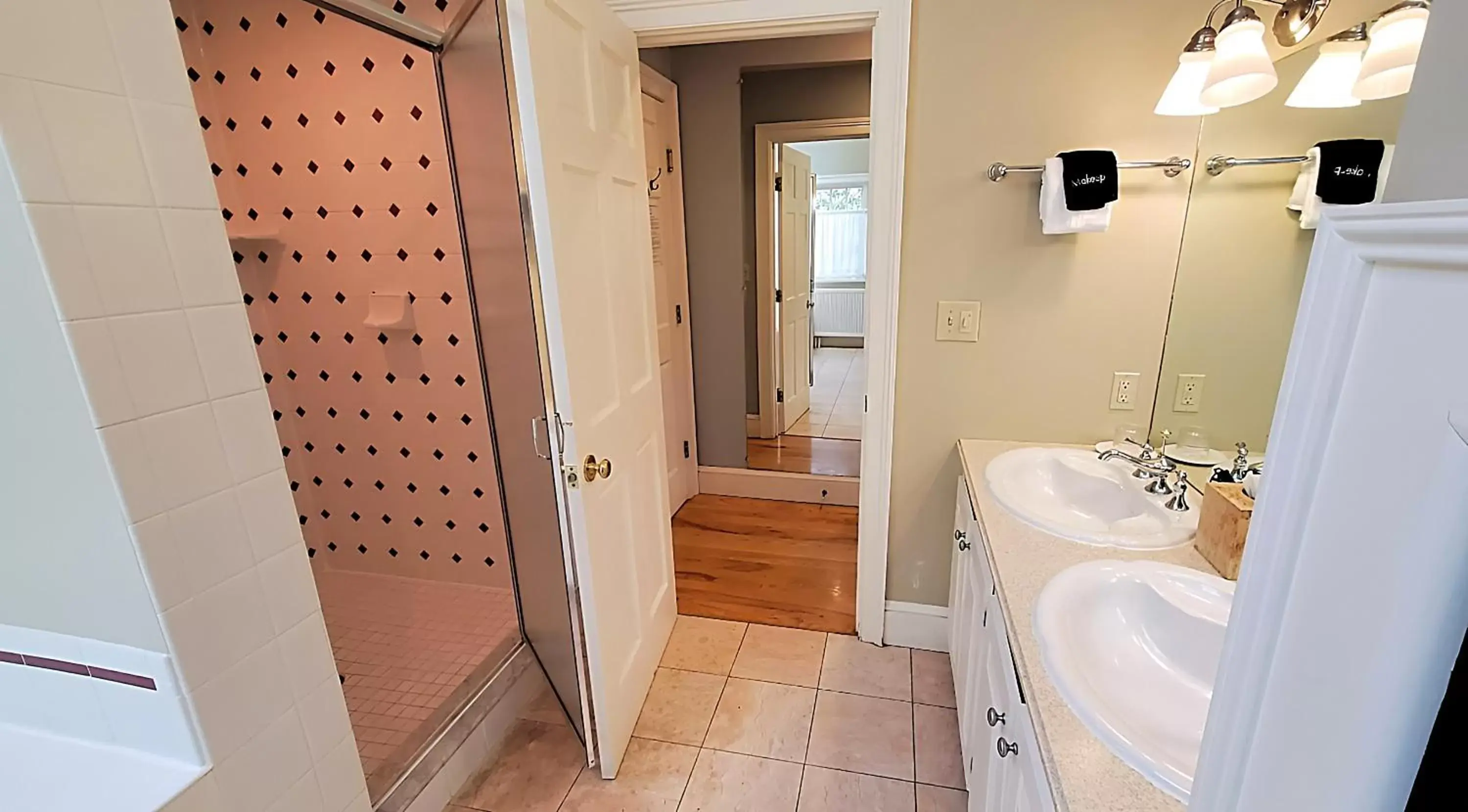 Shower, Bathroom in Four Columns Inn