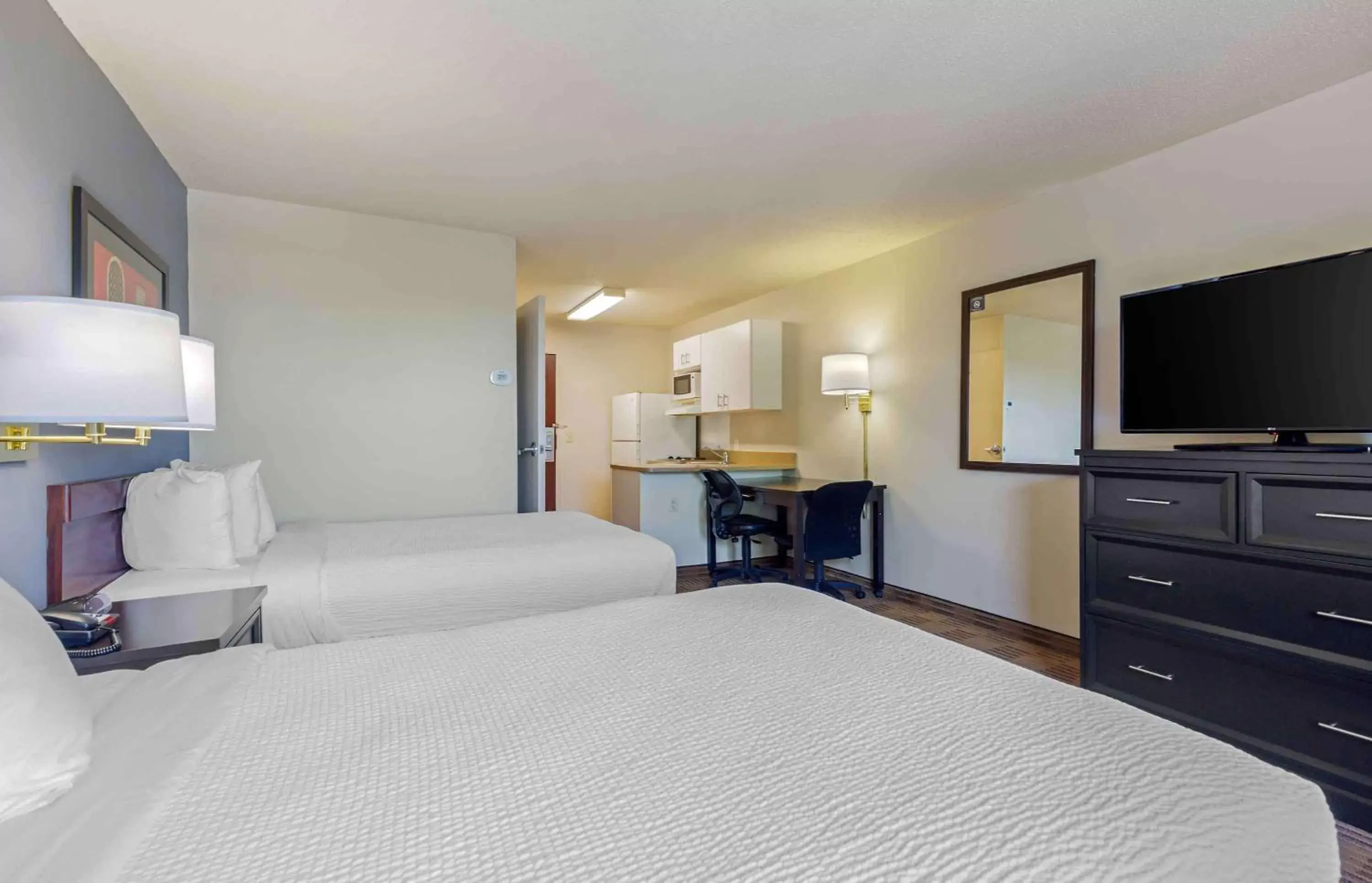 Bedroom, Bed in Extended Stay America Suites - Washington, DC - Germantown - Milestone
