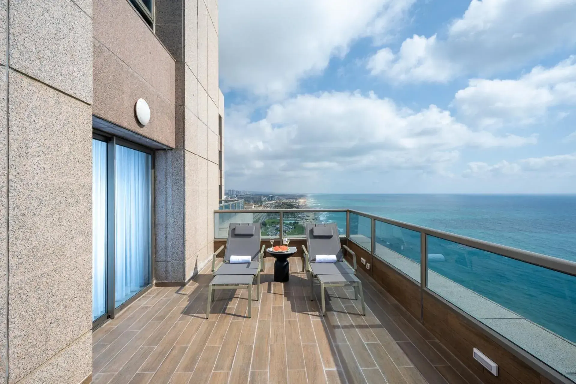 Photo of the whole room, Balcony/Terrace in LEONARDO PLAZA HAIFA