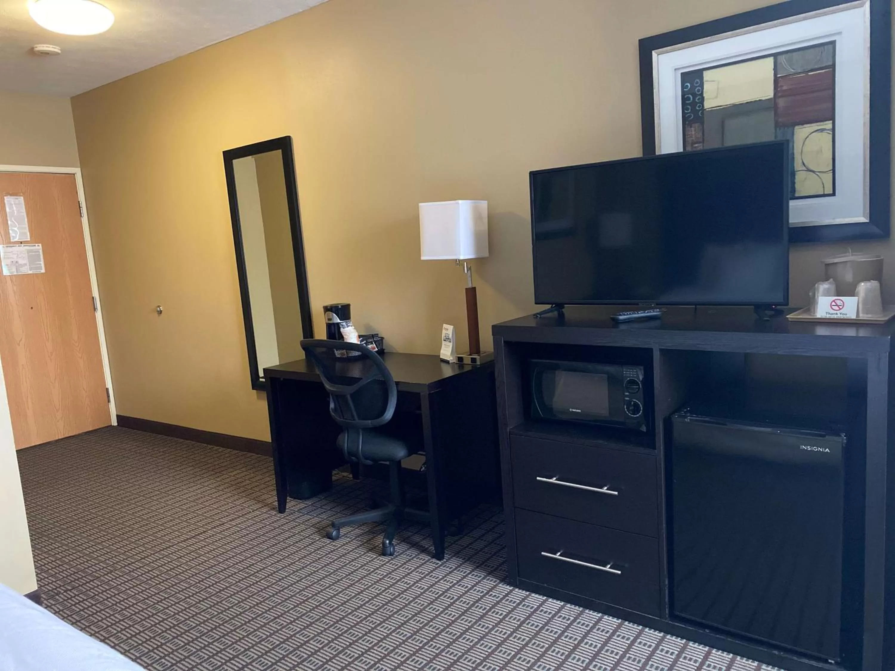 TV and multimedia in SureStay Plus by Best Western Jonestown Lebanon Valley