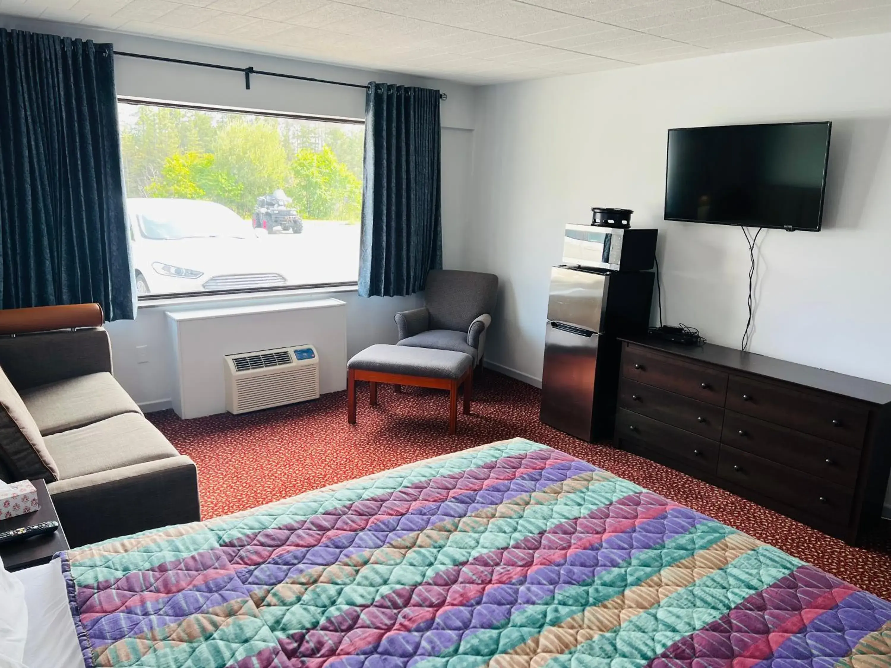 Bed in Lively Inn and Suites