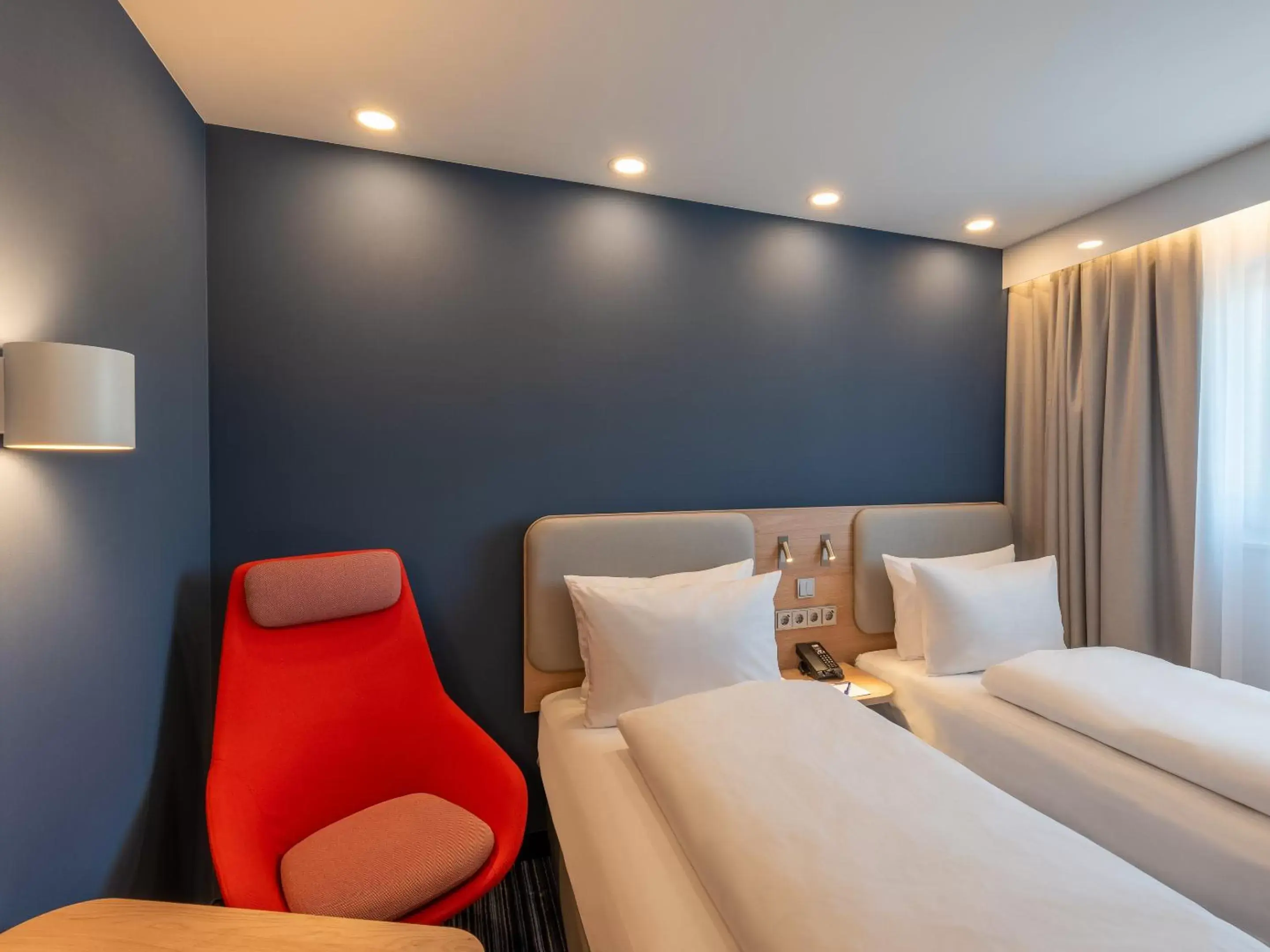 Photo of the whole room, Bed in Holiday Inn Express - Hamburg South A7-AS42 by IHG Photo of the whole room, Bed in Holiday Inn Express - Hamburg South A7-AS42 by IHG