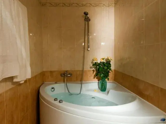 Bathroom in Hotel Montereale