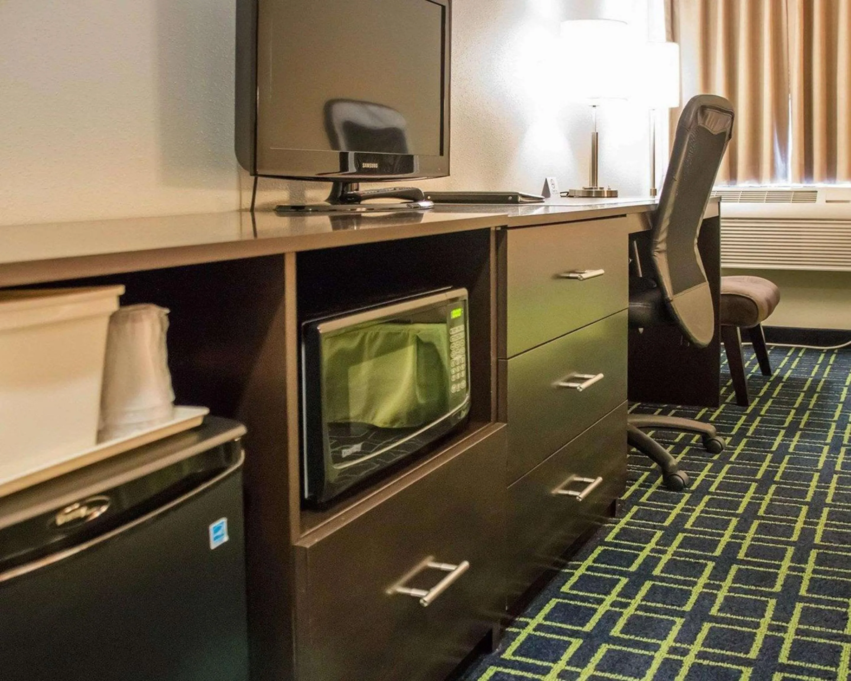 Photo of the whole room in Econo Lodge