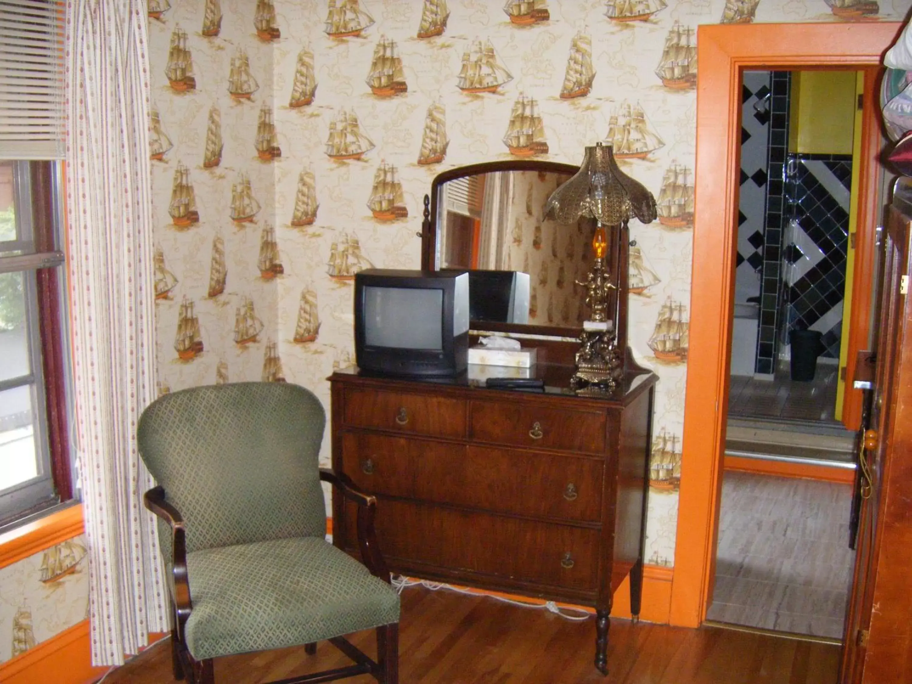 Bed, Seating Area in Auberge des Arts Bed and Breakfast