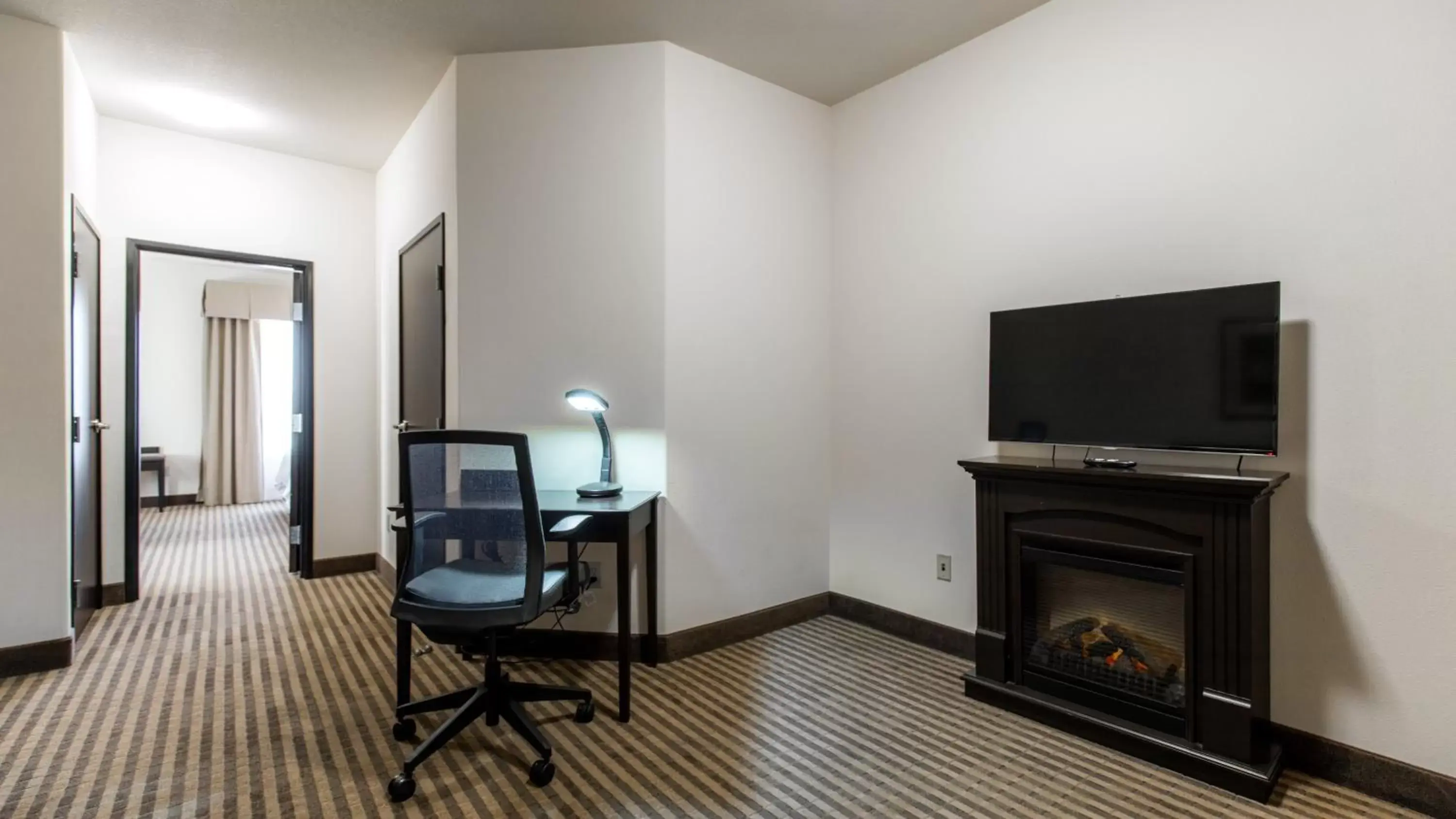 Photo of the whole room, TV/Entertainment Center in Holiday Inn Express Hotel & Suites Oklahoma City Northwest, an IHG Hotel