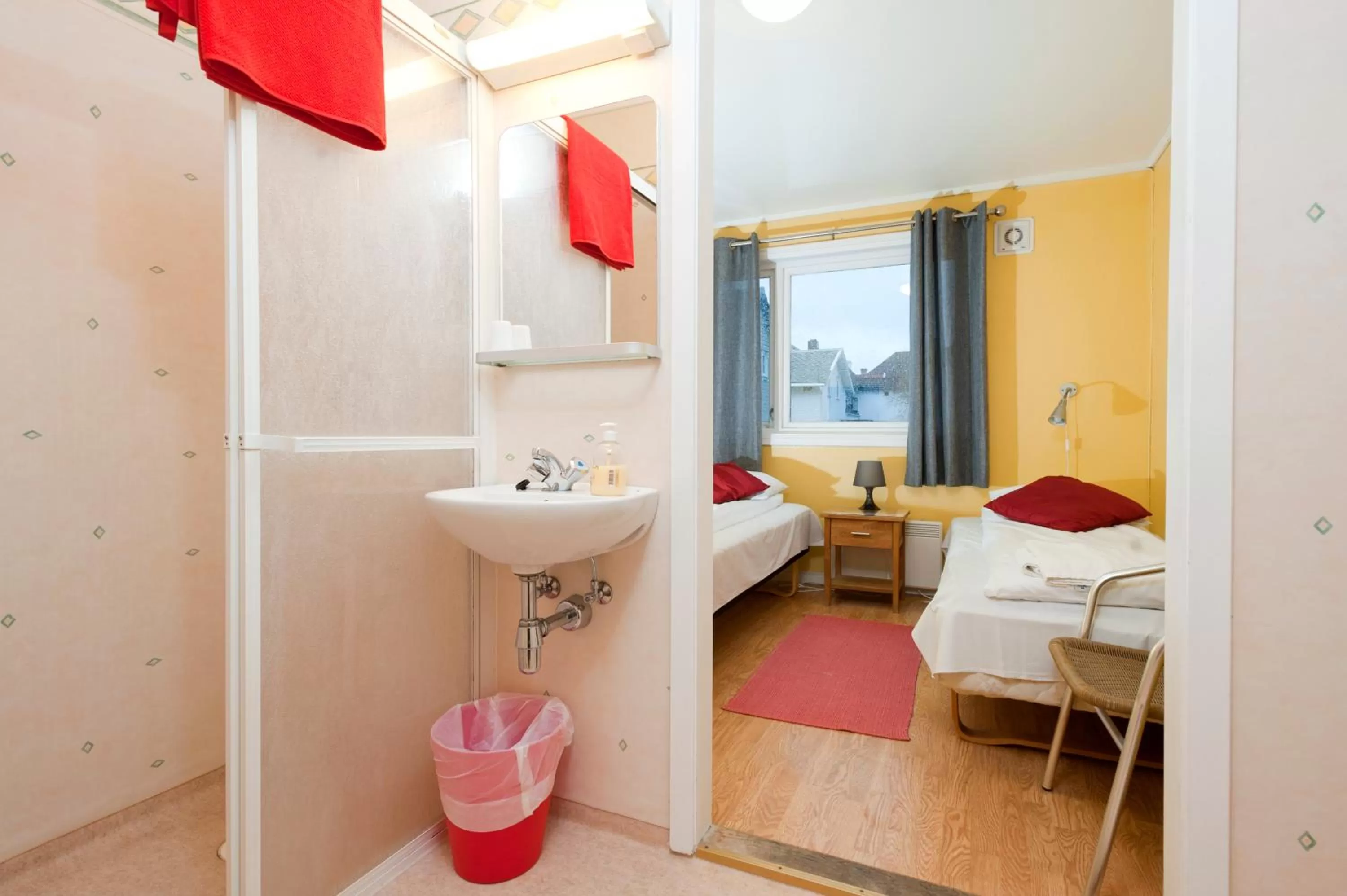 Shower, Bed in Stavanger Bed & Breakfast