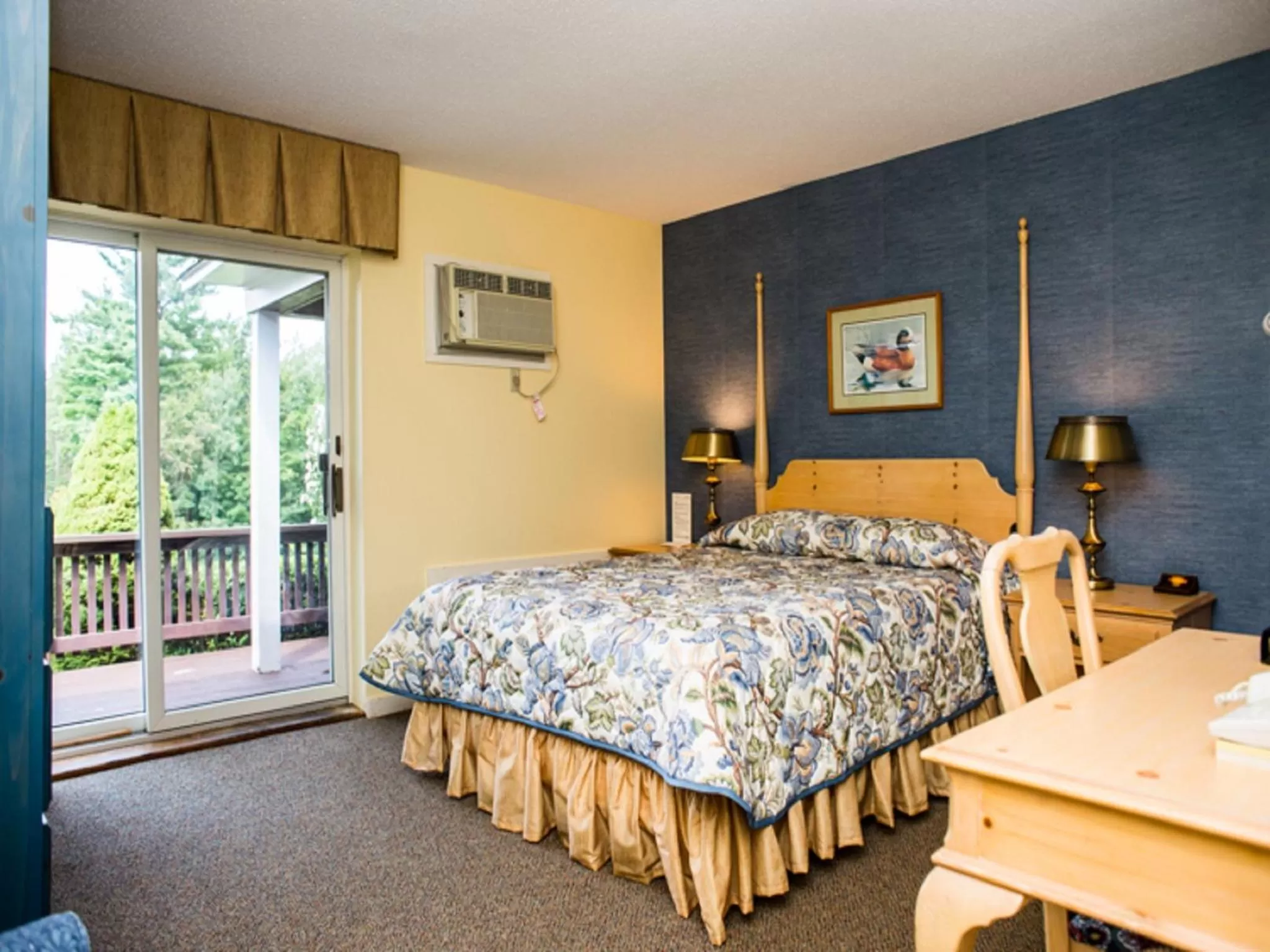 Photo of the whole room, Bed in Manchester View