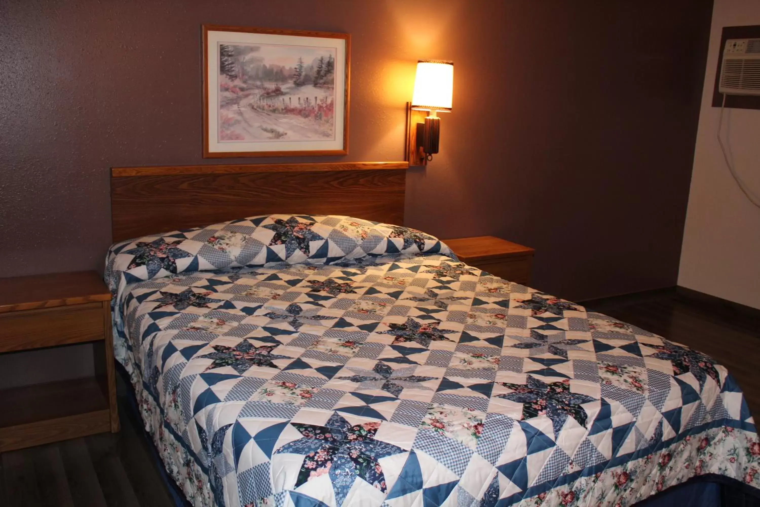 Photo of the whole room, Bed in Rodeway Inn Gateway to Medora T-Roosevelt & Makoshika State Park