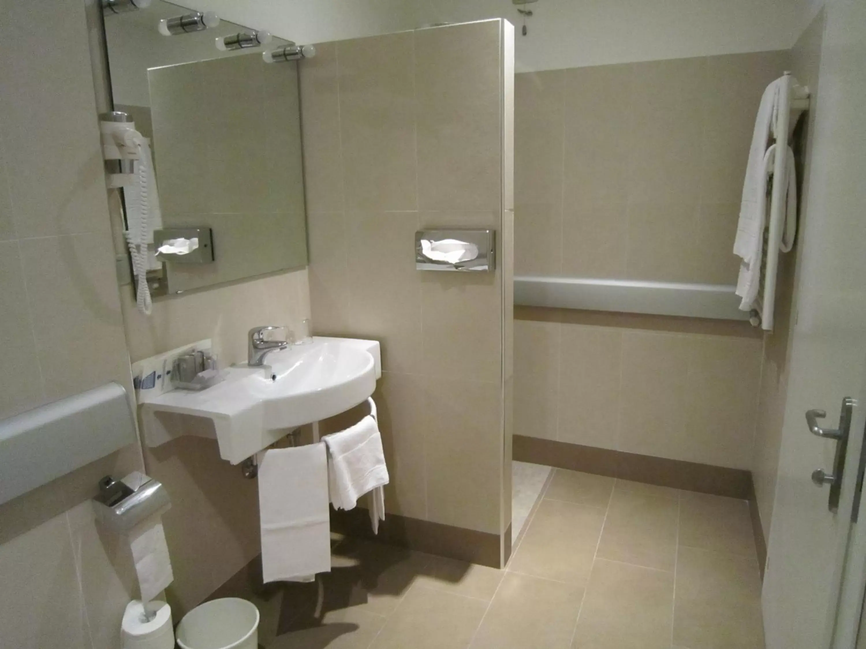 Shower, Bathroom in Albergo Accademia