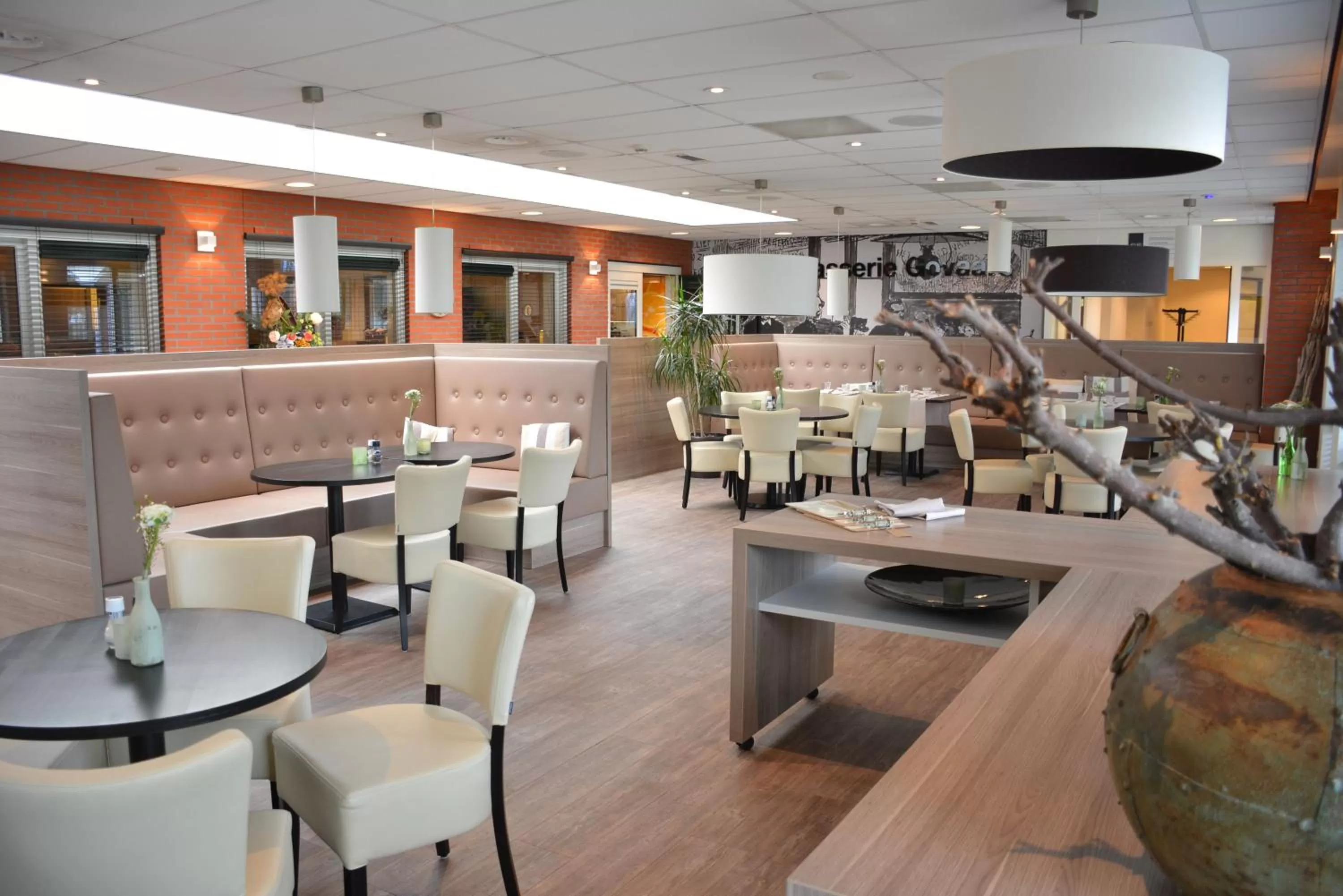 Restaurant/places to eat in 50|50 Hotel Belmont