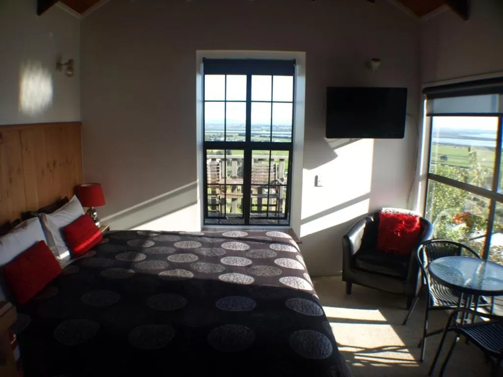 Photo of the whole room, Bed in Grafton Cottage & Chalets