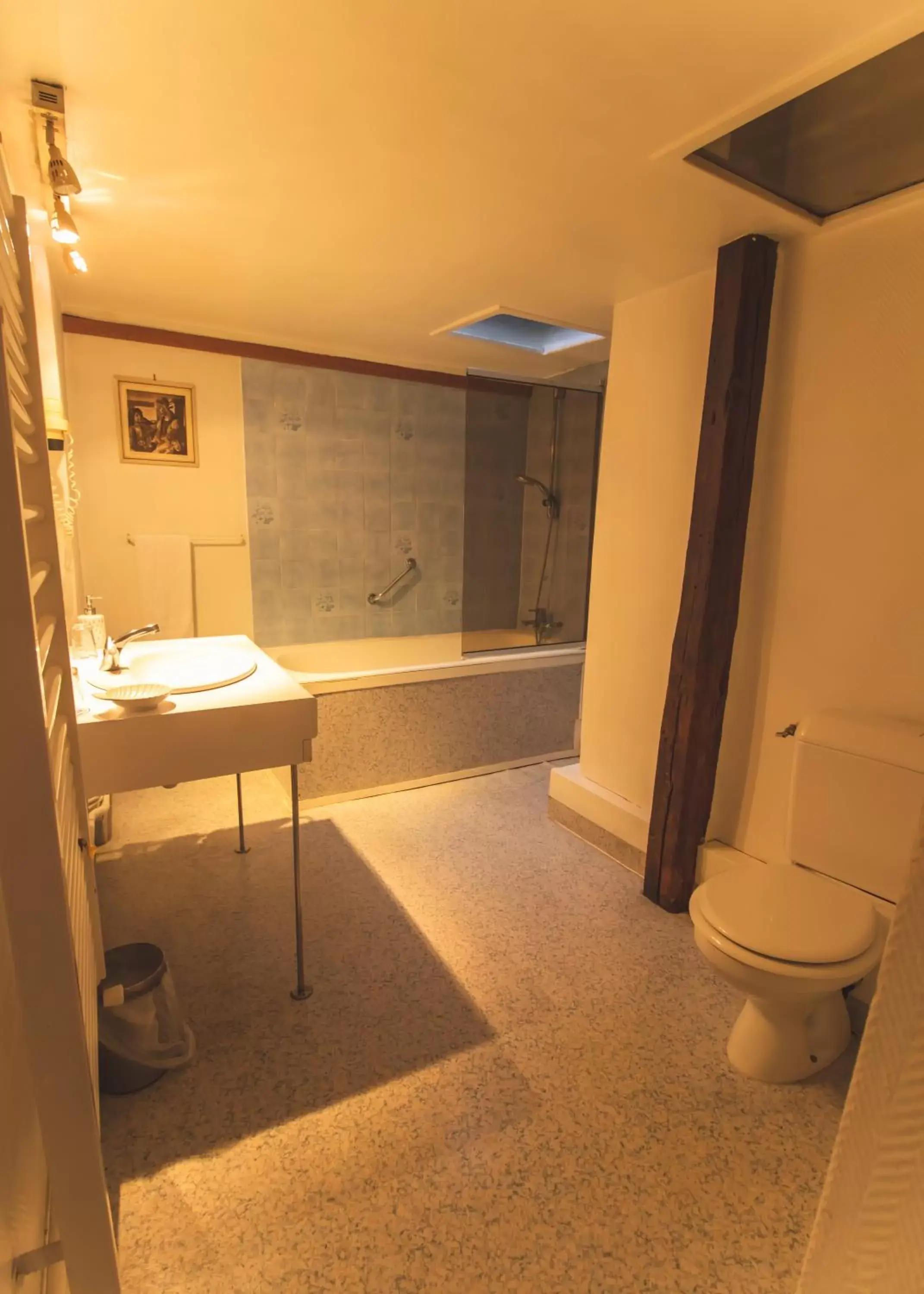 Bathroom in Hôtel De La Banniere De France