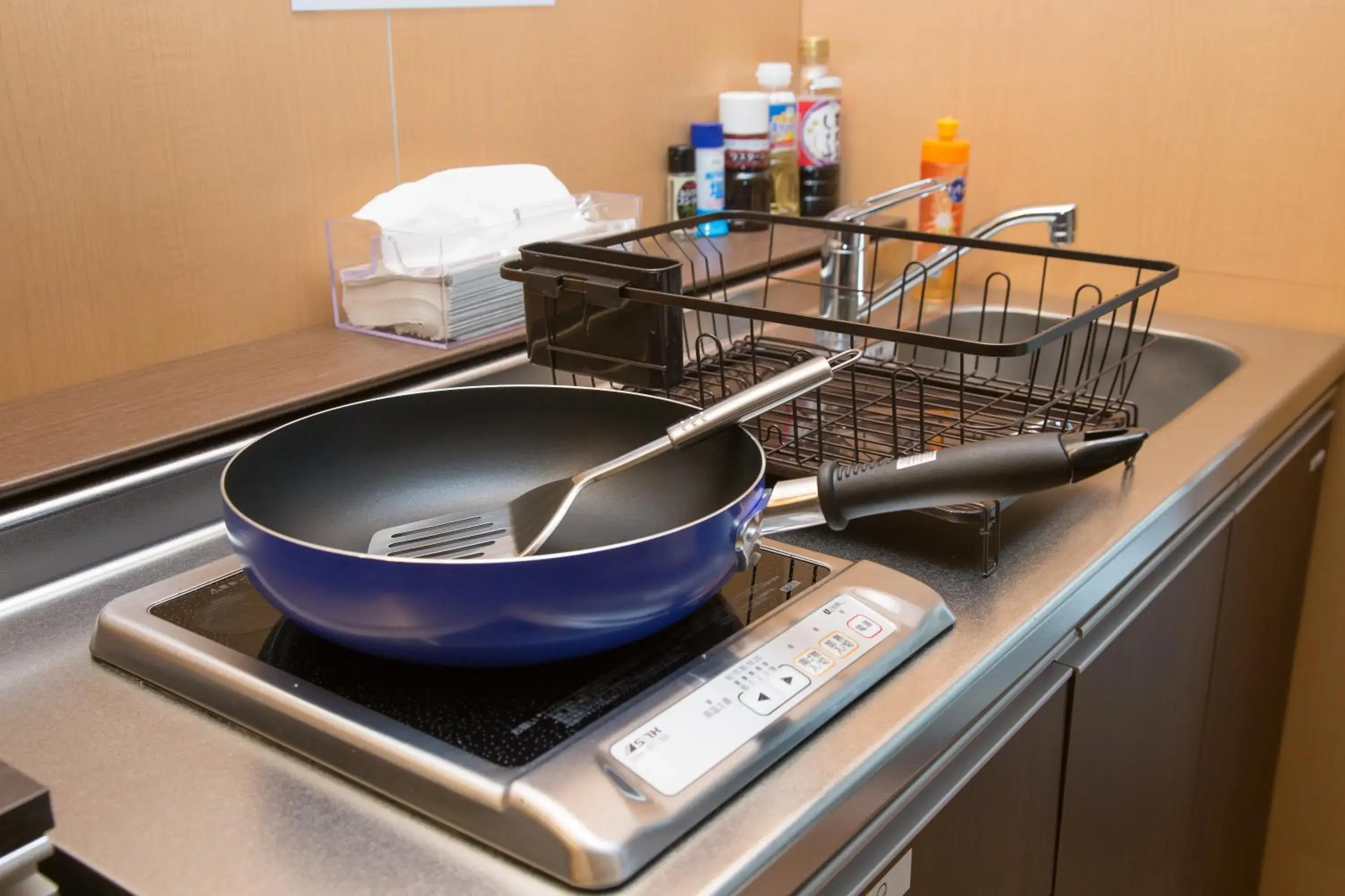 Communal kitchen, Kitchen/Kitchenette in Ryokan Hostel Gion