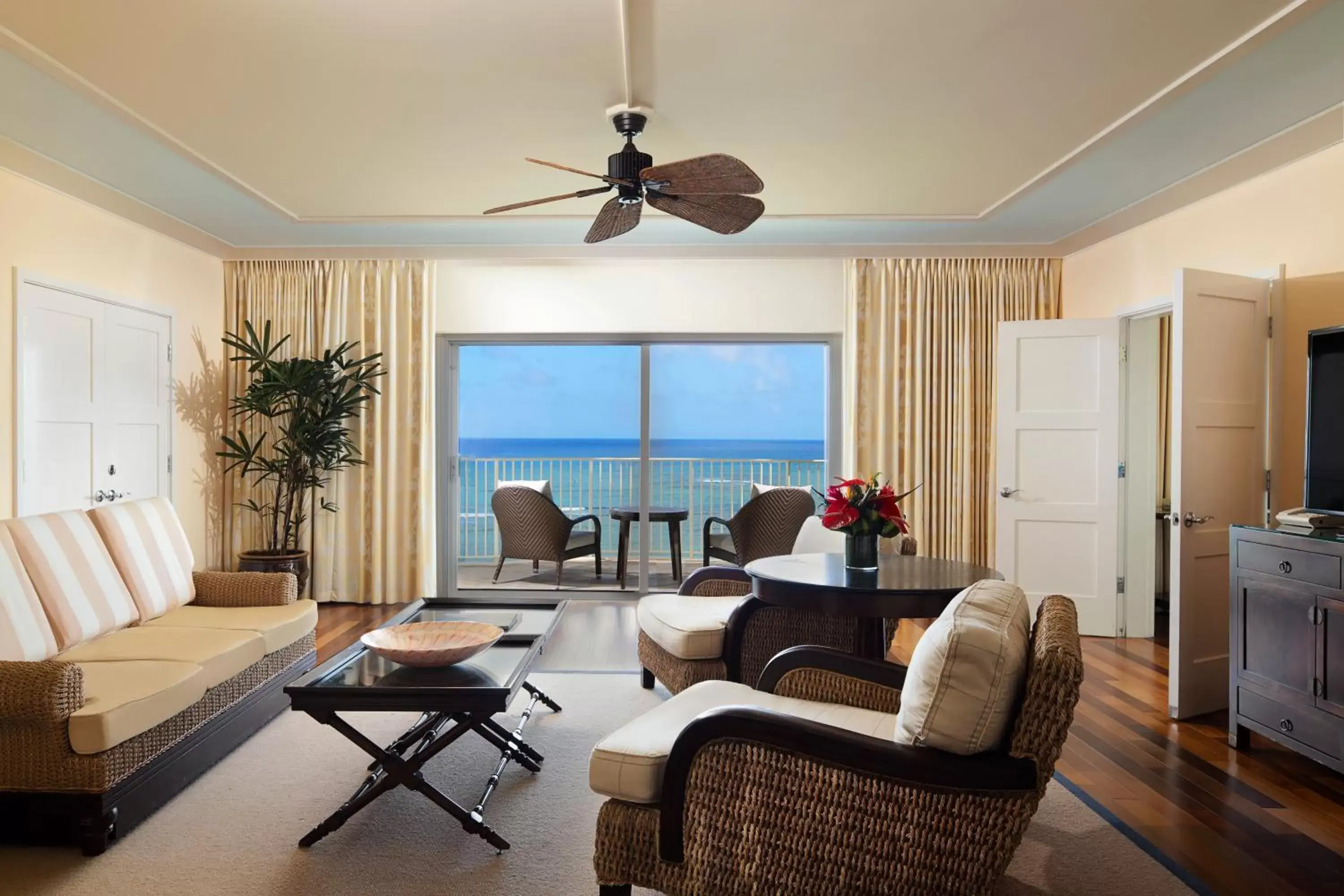 Living room, Seating Area in The Kahala Hotel and Resort