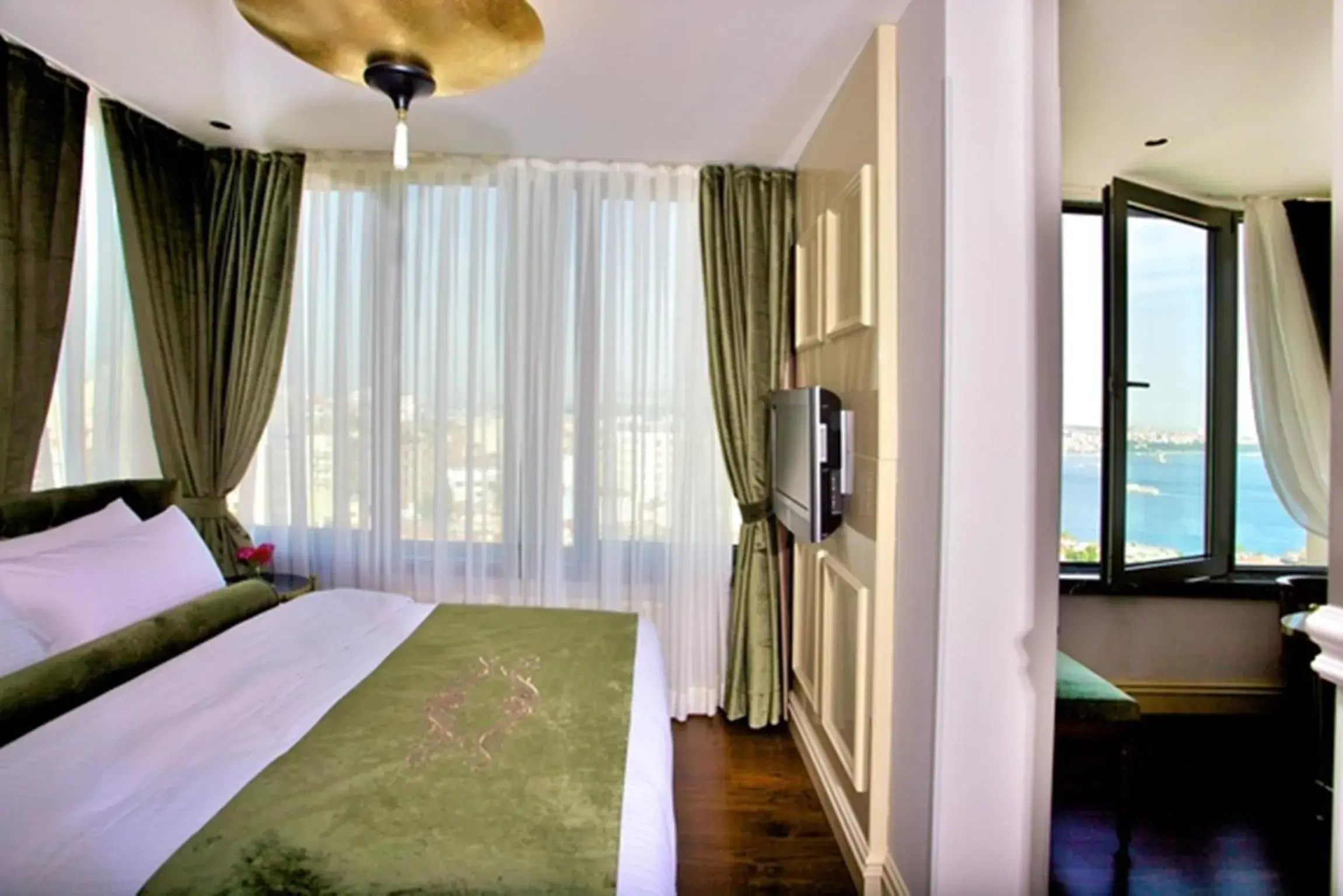 Balcony/Terrace, Bed in Taksim Star Hotel