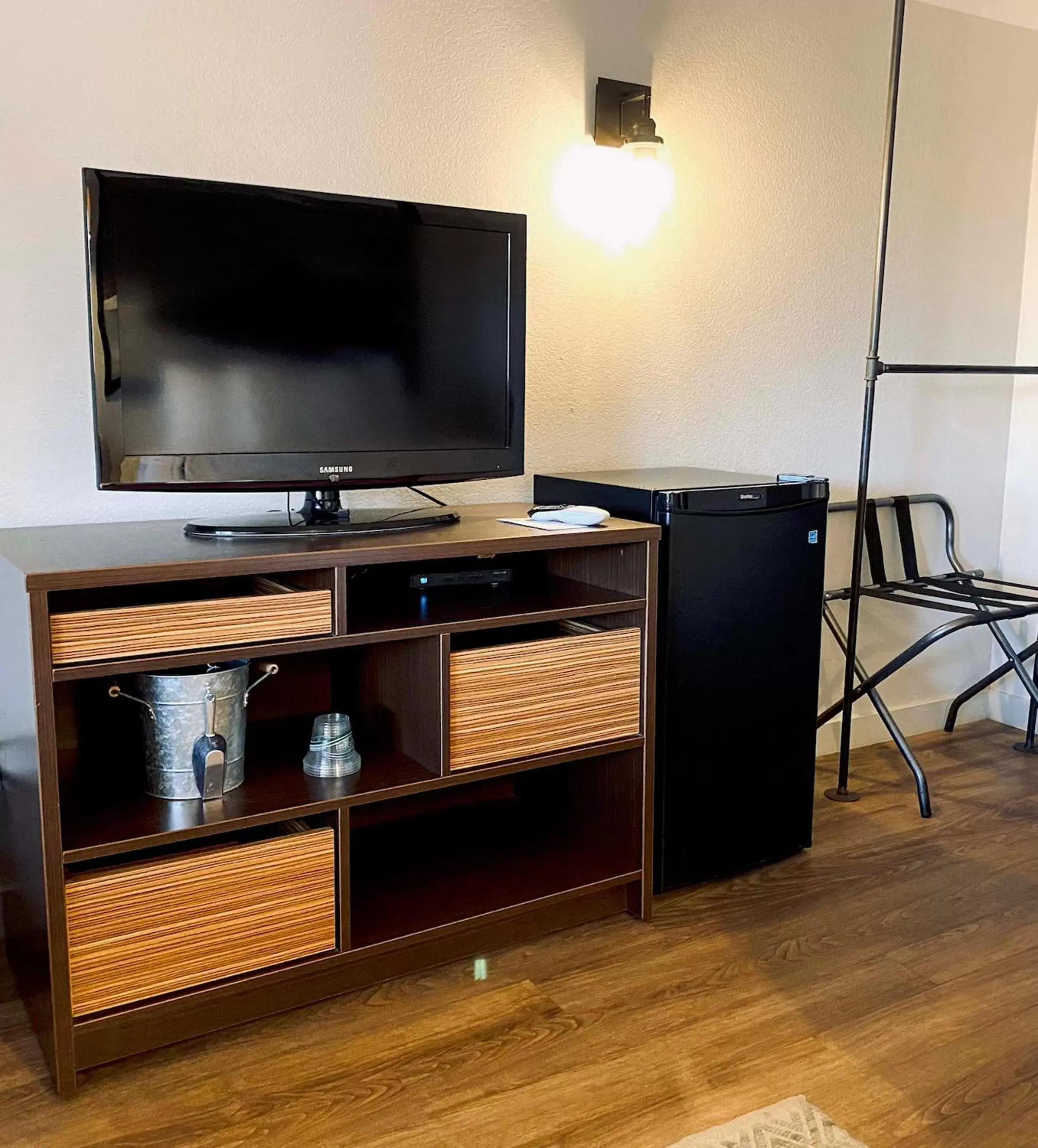 TV and multimedia, TV/Entertainment Center in Loyal Duke Lodge