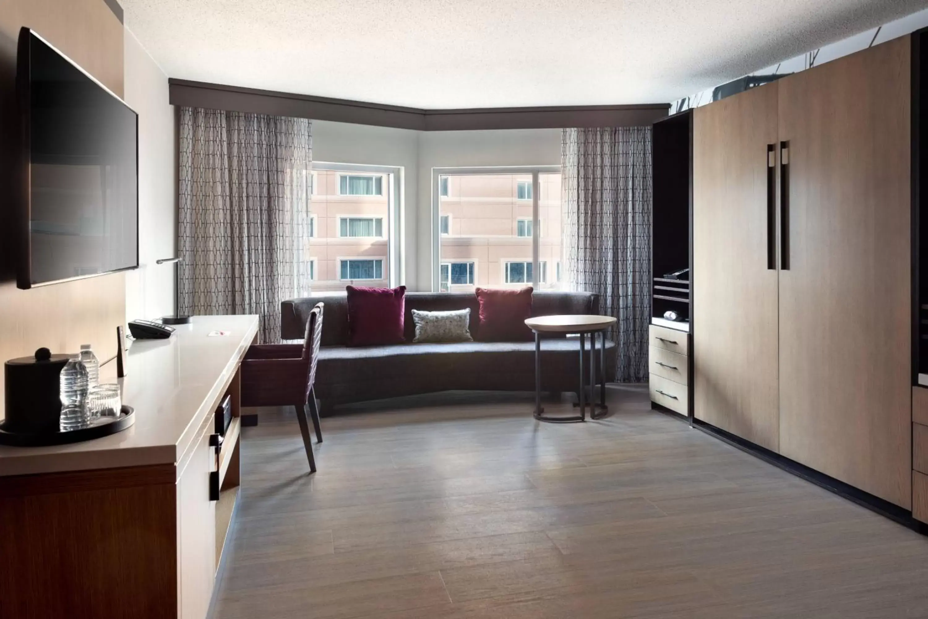 Living room, Seating Area in Cincinnati Marriott at RiverCenter