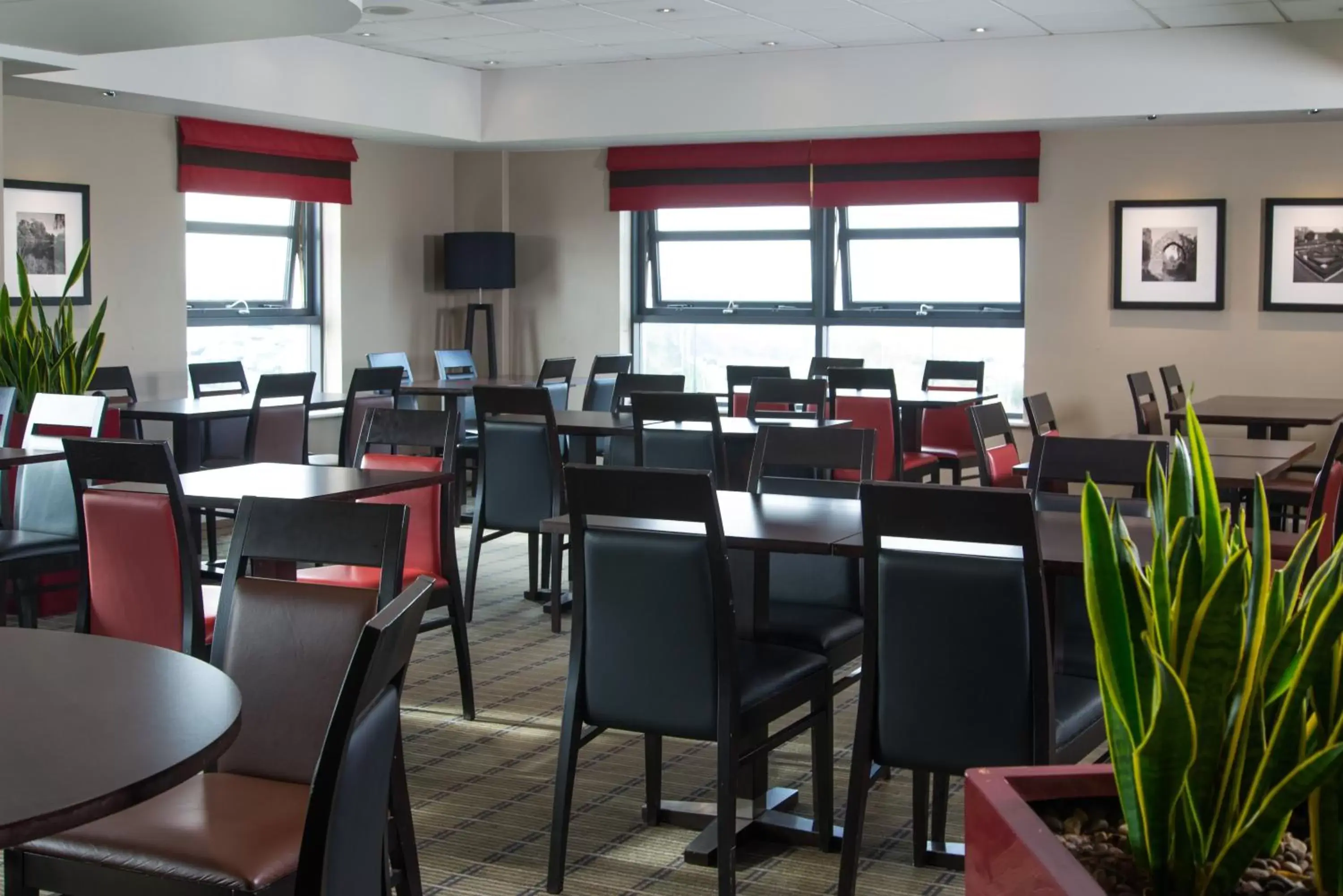 Breakfast, Restaurant/Places to Eat in Holiday Inn Express London Luton Airport, an IHG Hotel