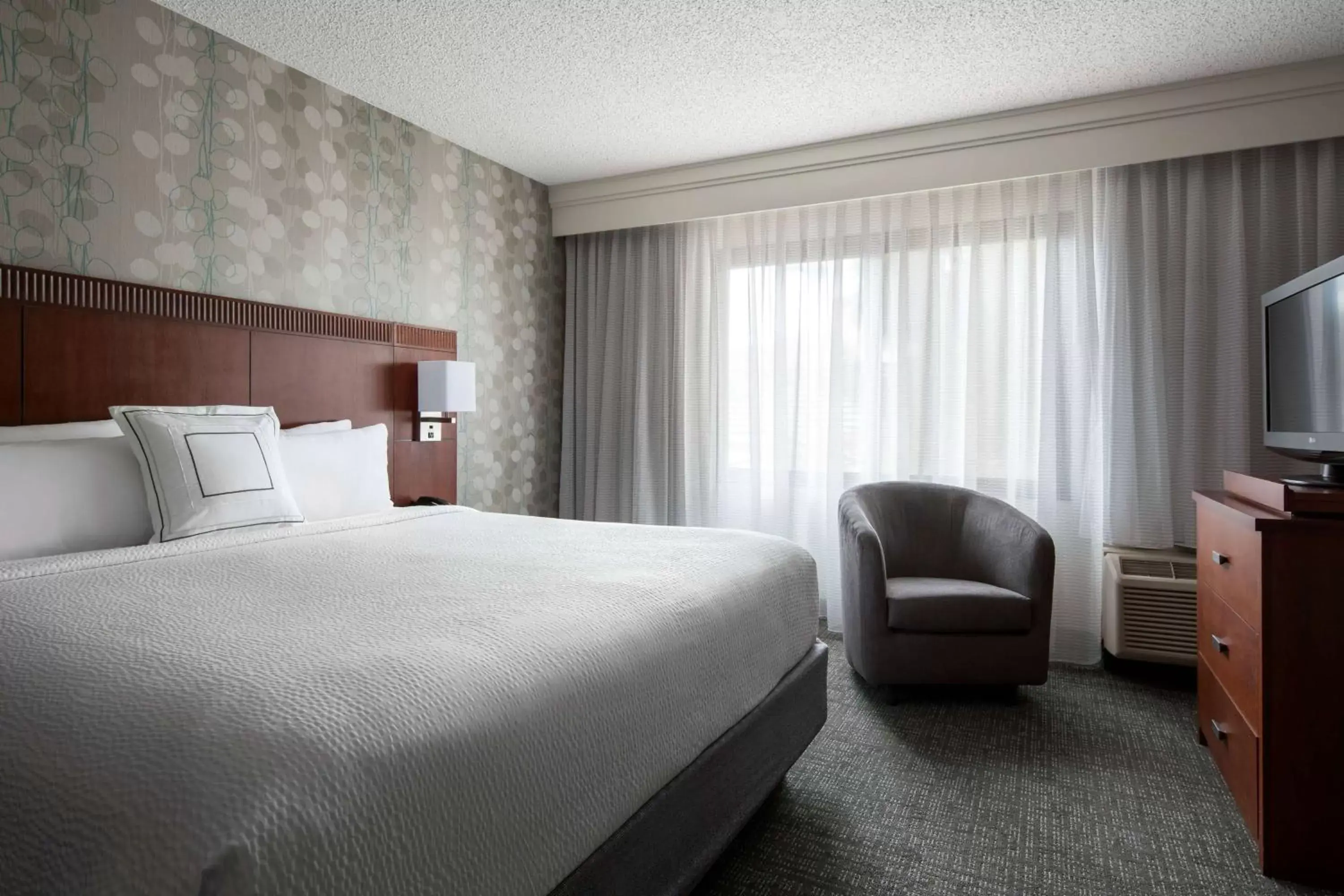 Photo of the whole room, Bed in Sonesta Select Los Angeles LAX El Segundo