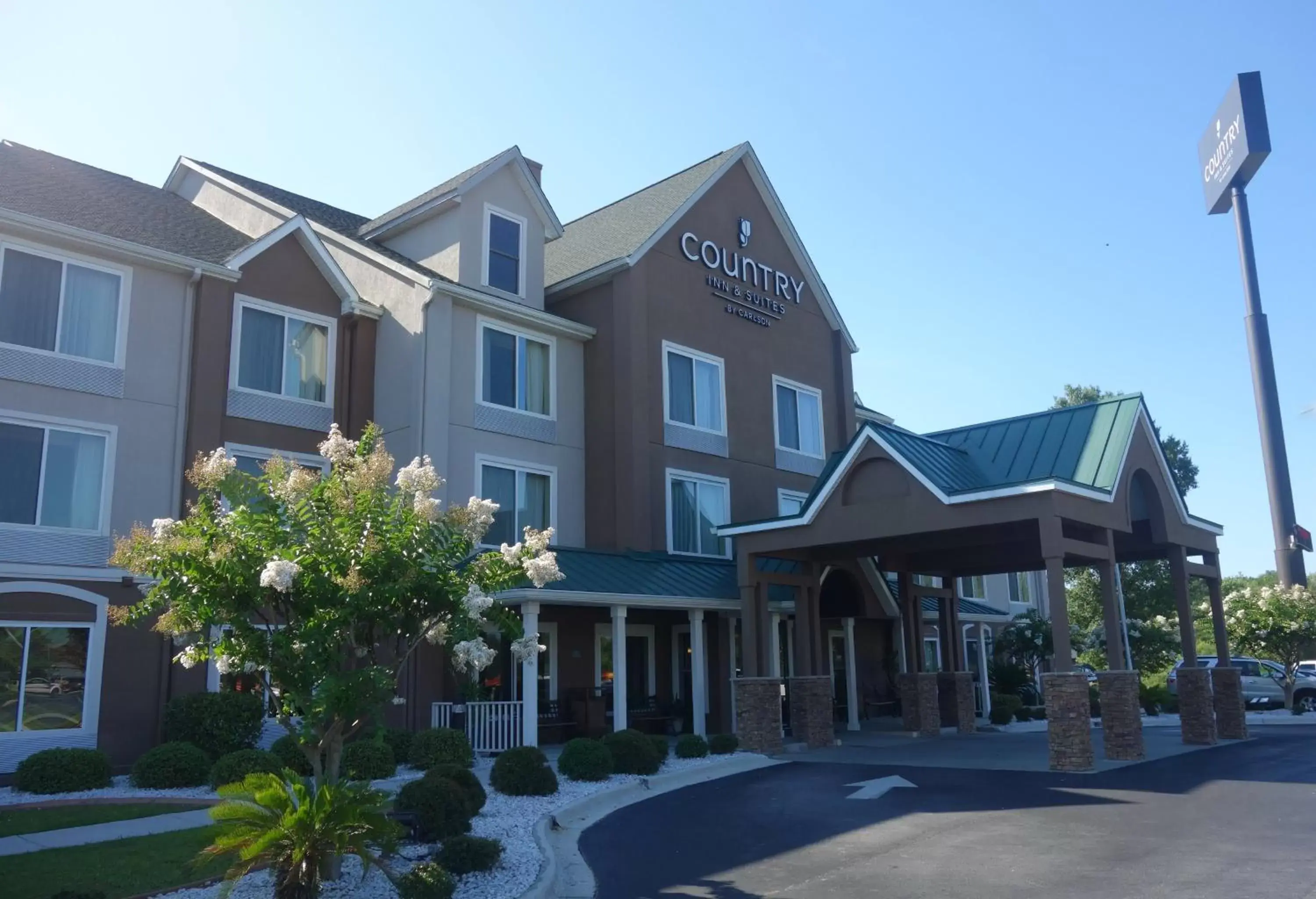 Facade/entrance, Property Building in Country Inn & Suites by Radisson, Savannah I-95 North