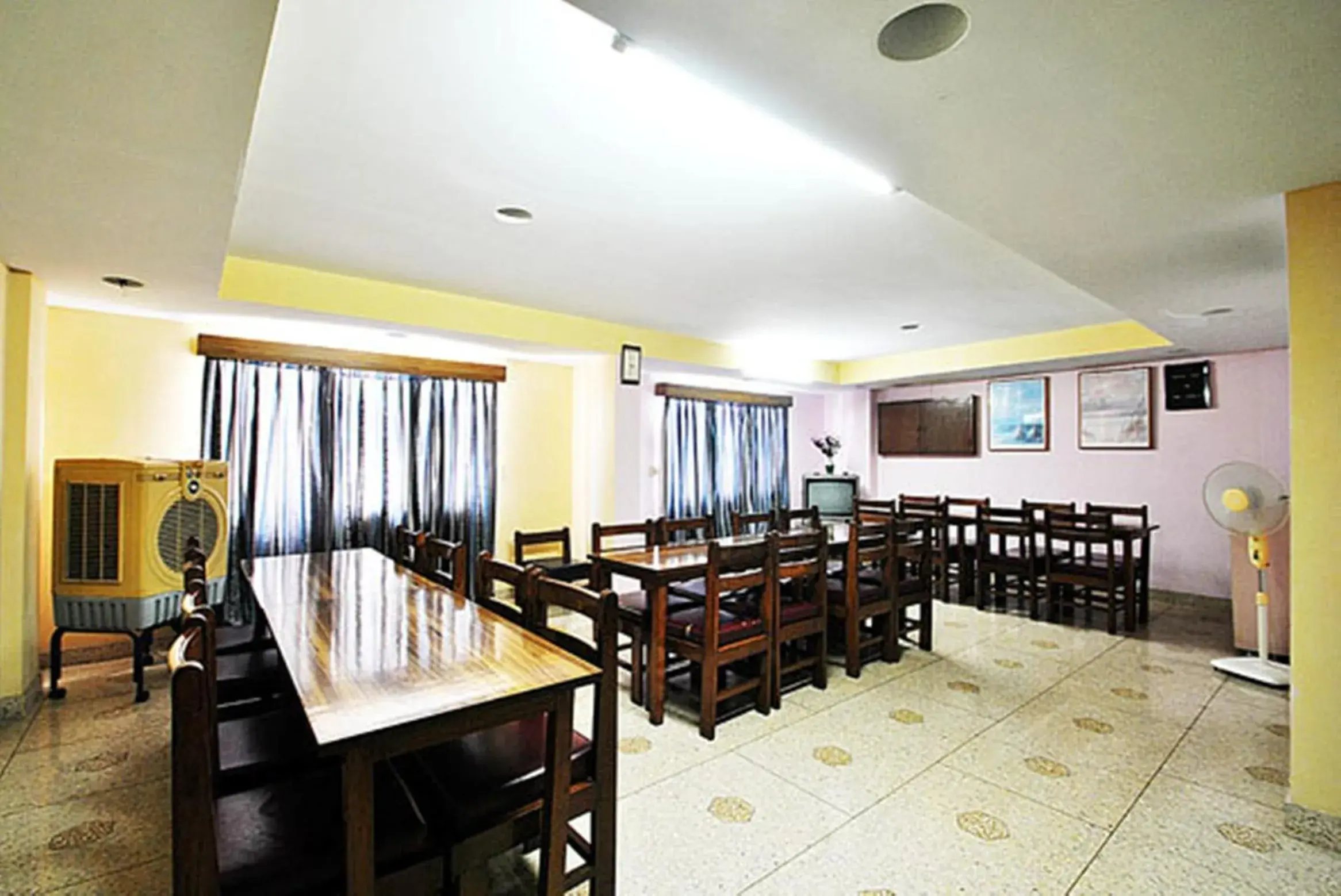 Dining area in Gautam Hotel