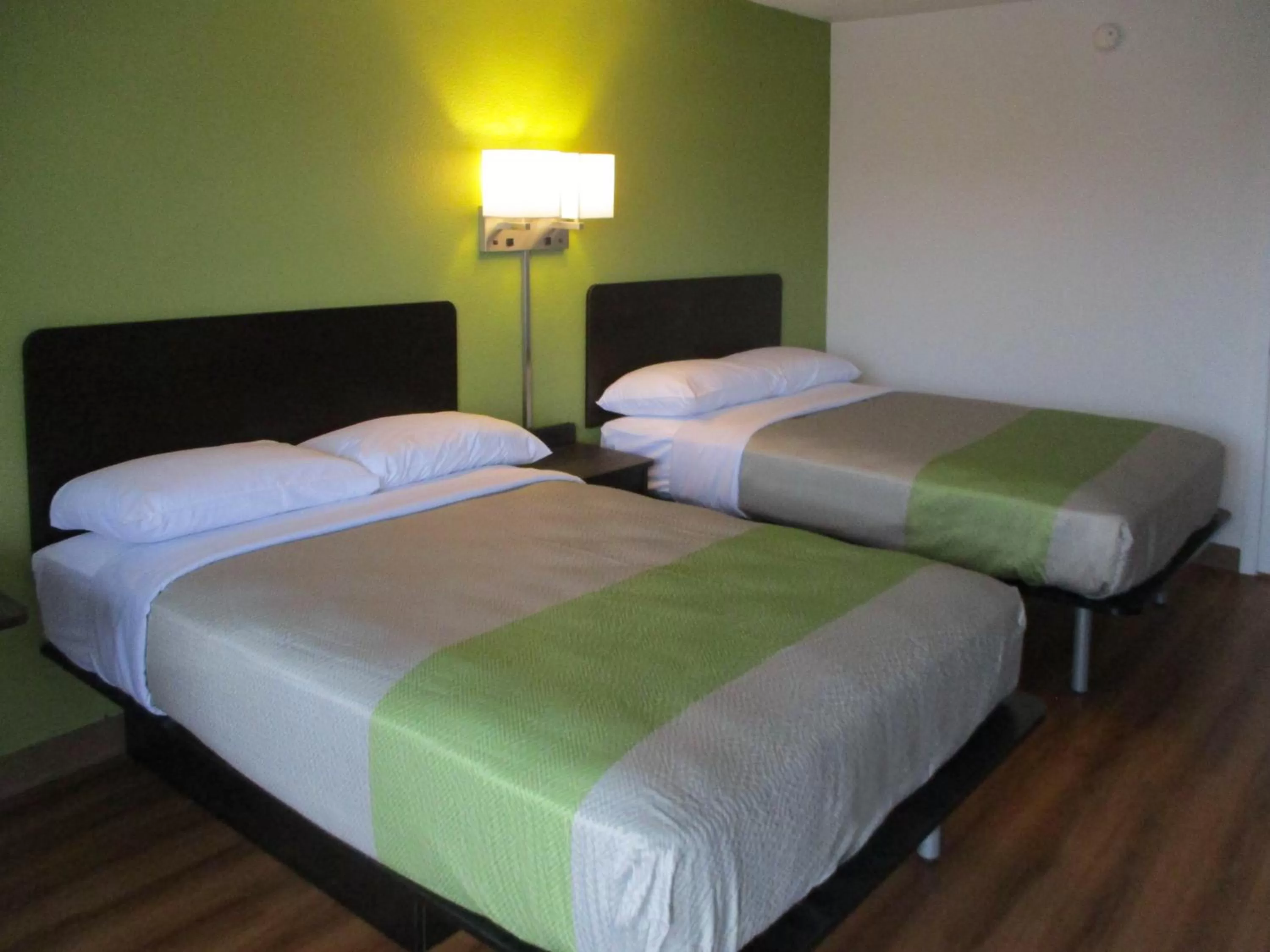 Bed in Motel 6-Chilhowie, VA