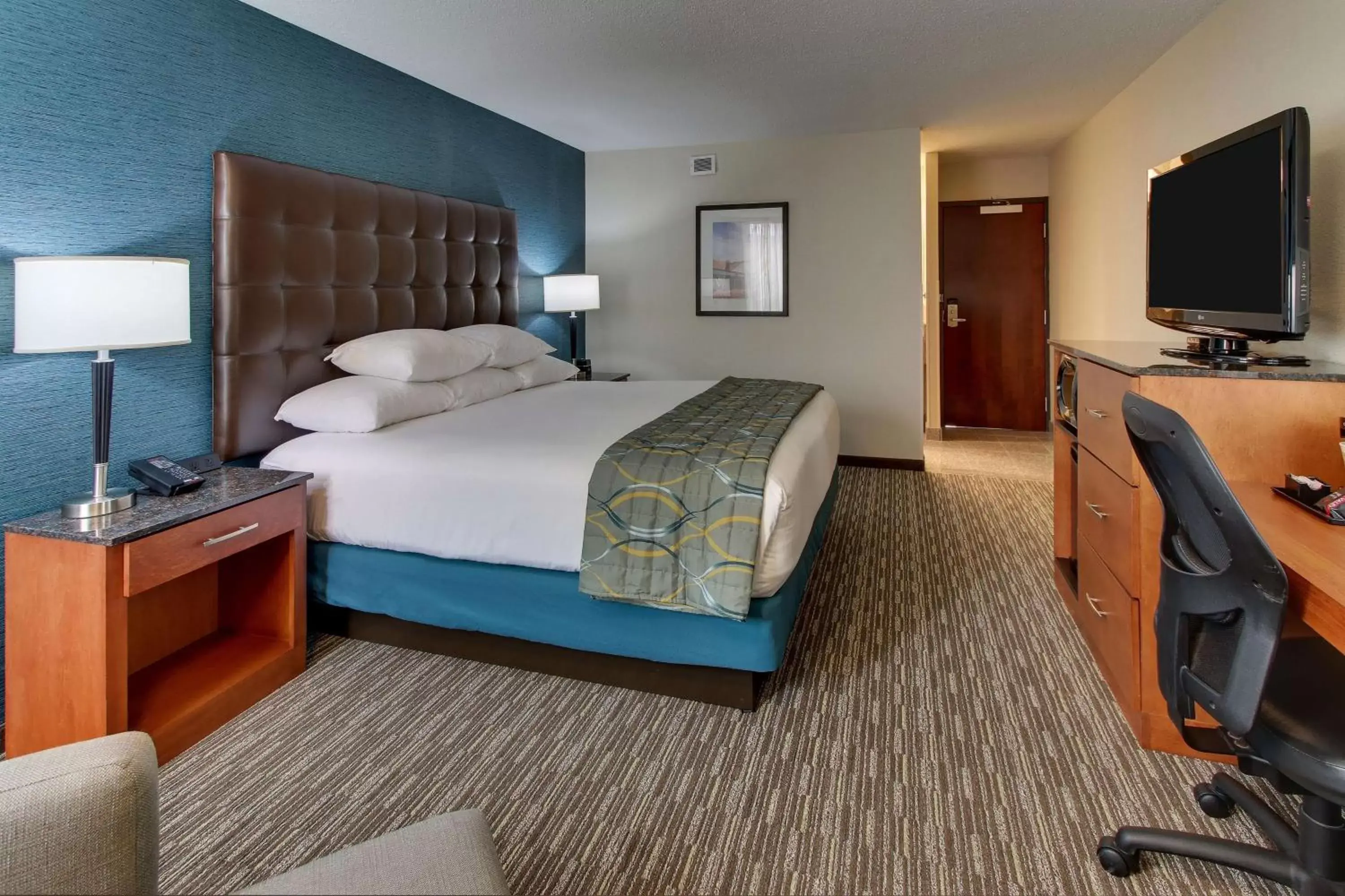 Photo of the whole room, Bed in Pear Tree Inn St. Louis Airport