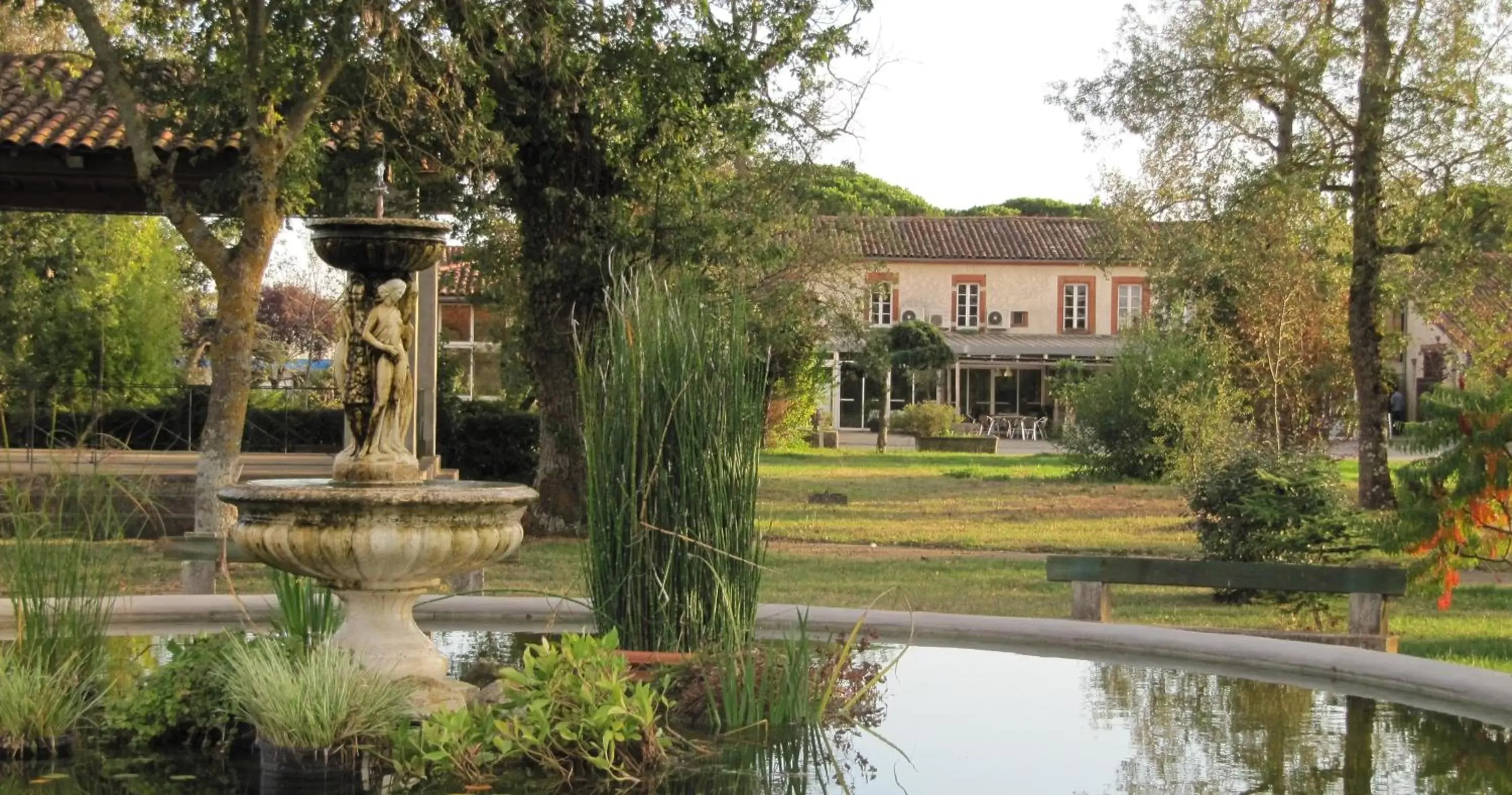 Property building in Best Western Plus Le Canard sur le Toit Property building in Best Western Plus Le Canard sur le Toit