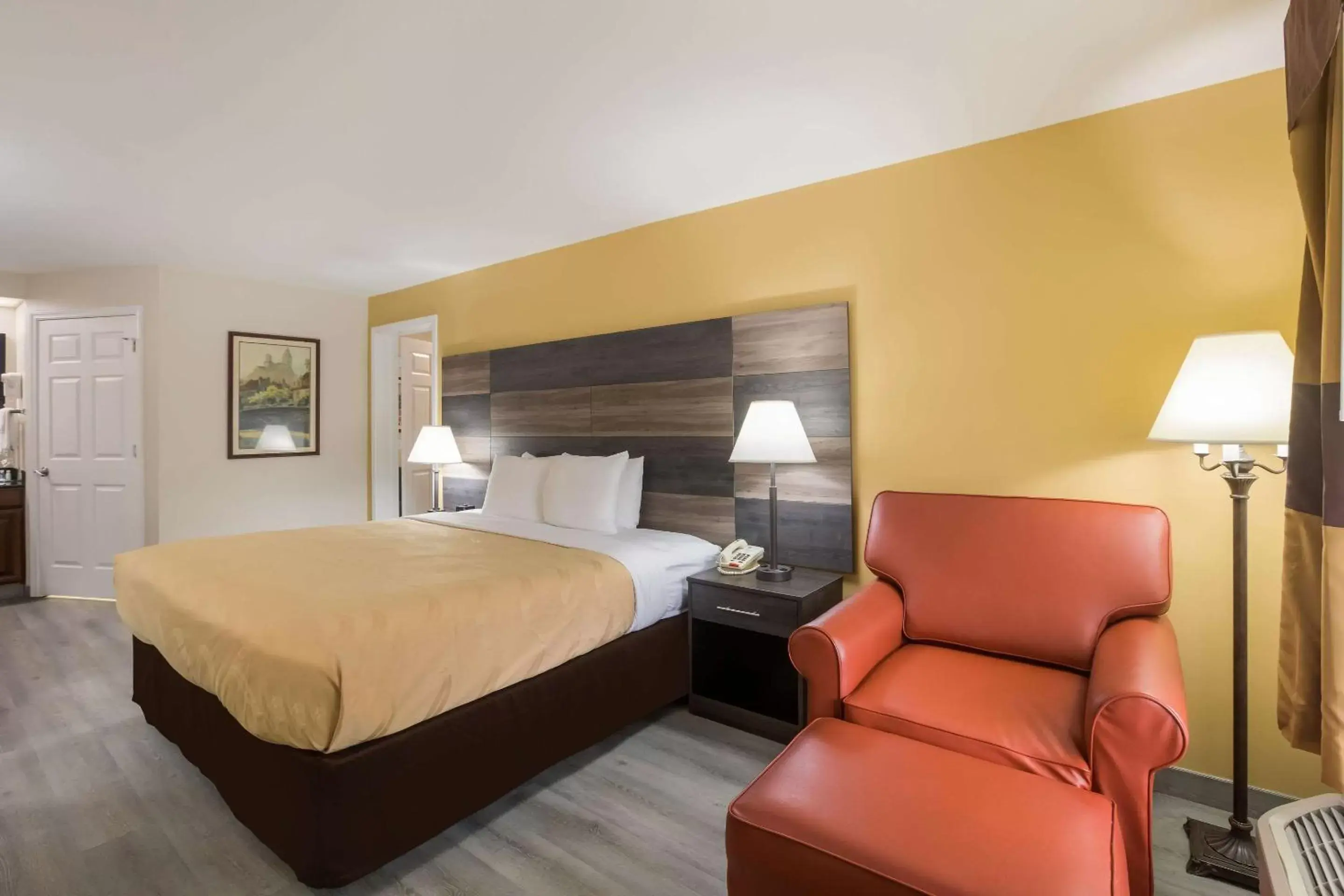 Bedroom, Bed in Quality Inn & Suites near Lake Oconee