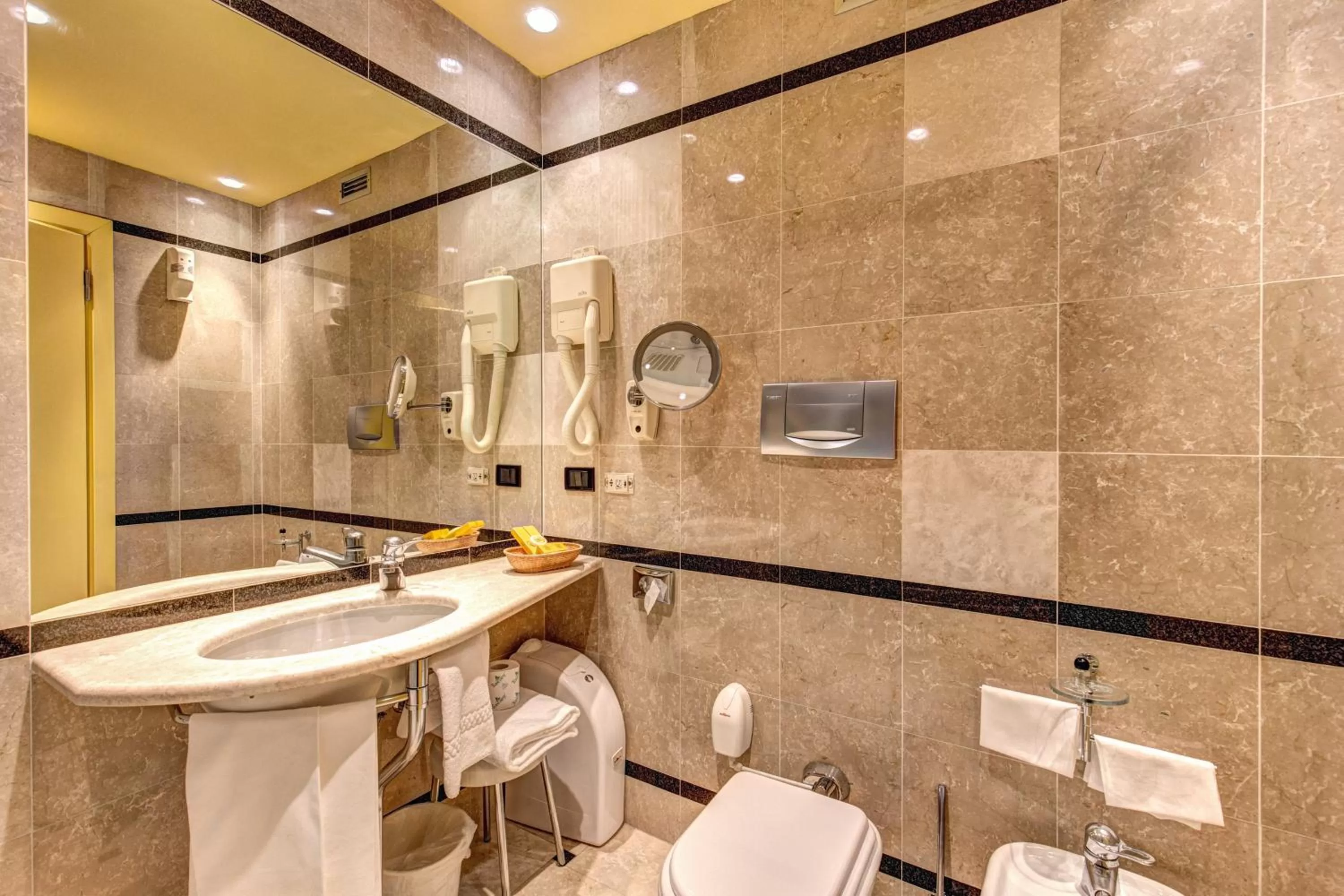 Toilet in Hotel Motel Regal