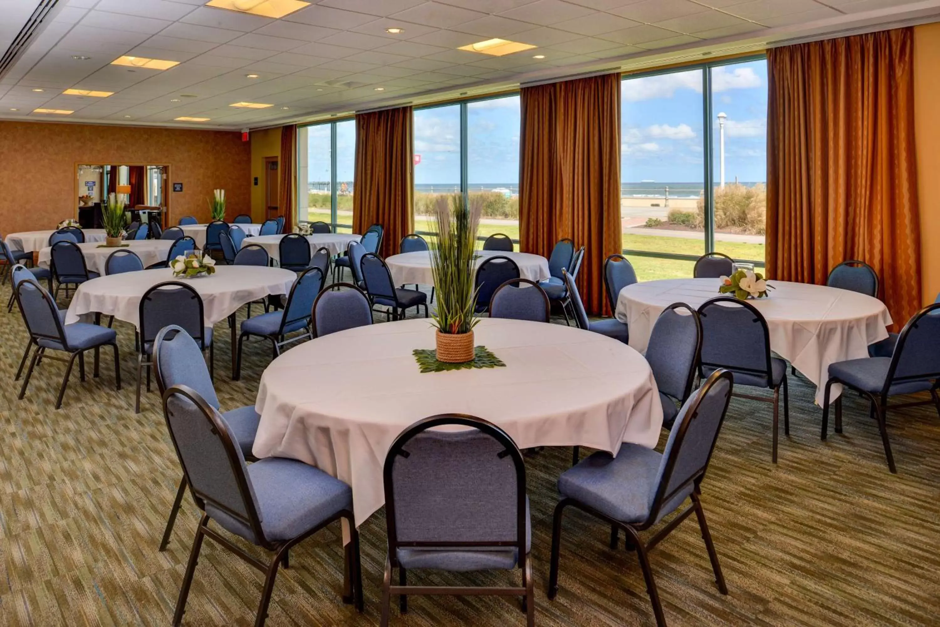 Meeting/conference room, Restaurant/Places to Eat in Hampton Inn Virginia Beach-Oceanfront South