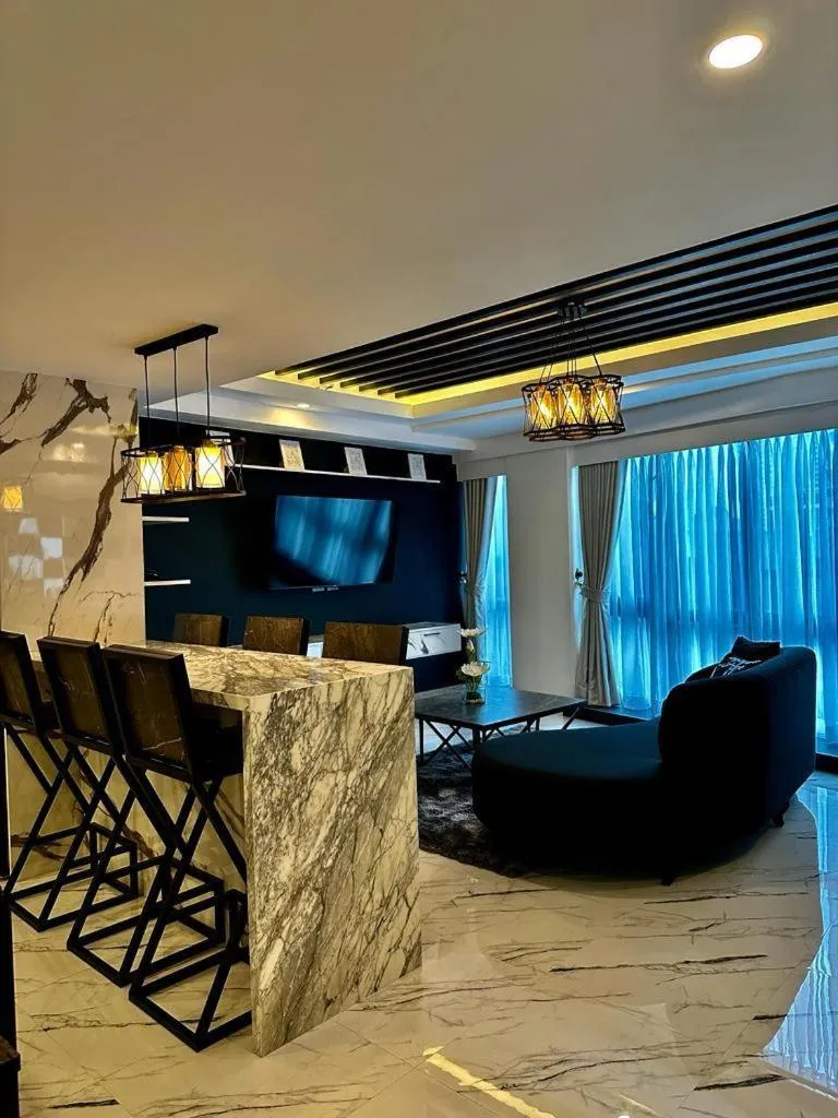 Communal lounge/ TV room in Mpt Suites