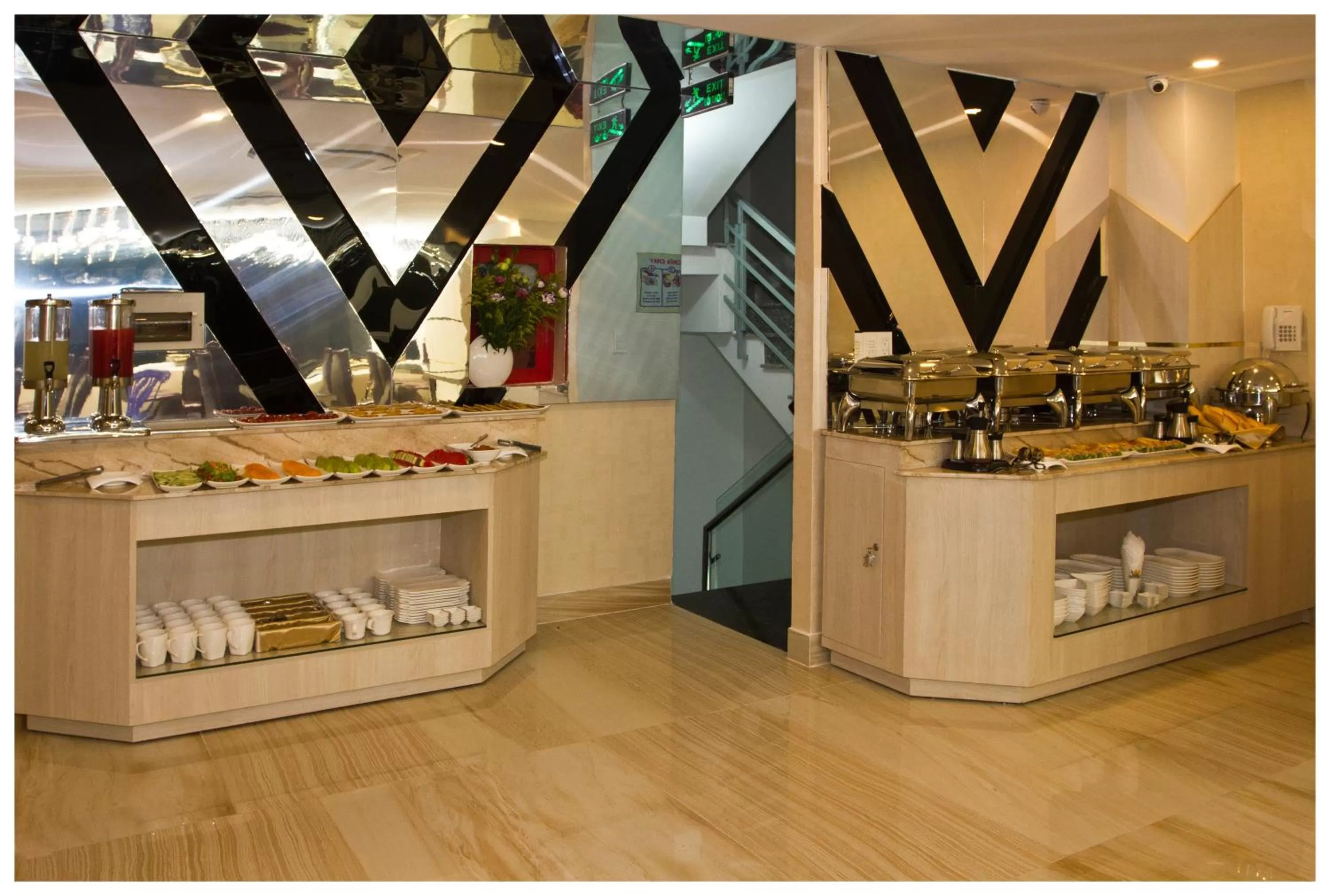 Restaurant/places to eat in New Sun Hotel