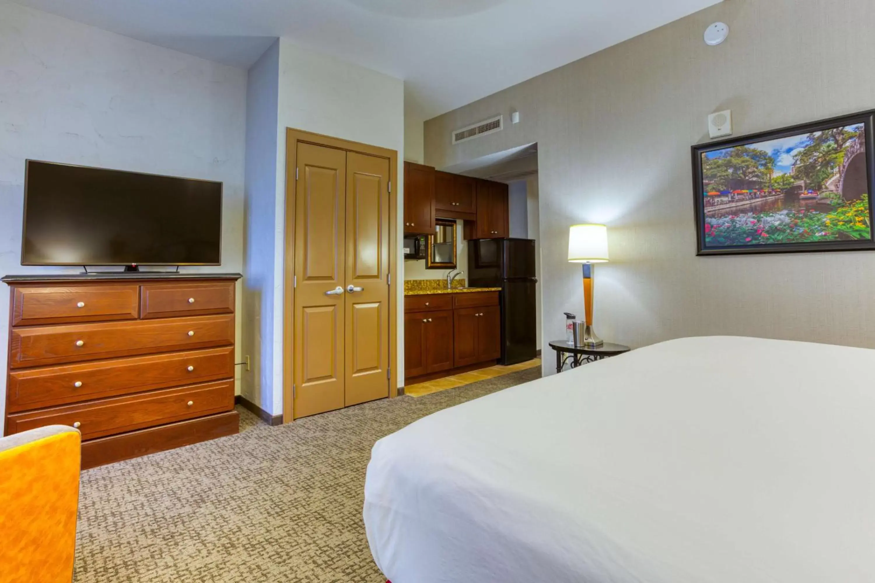 Bedroom, TV/Entertainment Center in Drury Plaza Hotel San Antonio Riverwalk